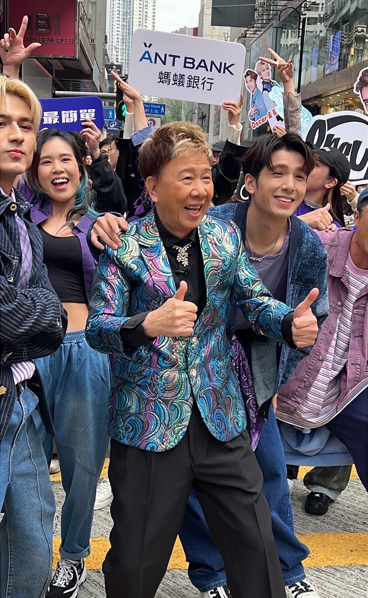 光B帶組合「OneUp」現身銅鑼灣進行快閃活動。