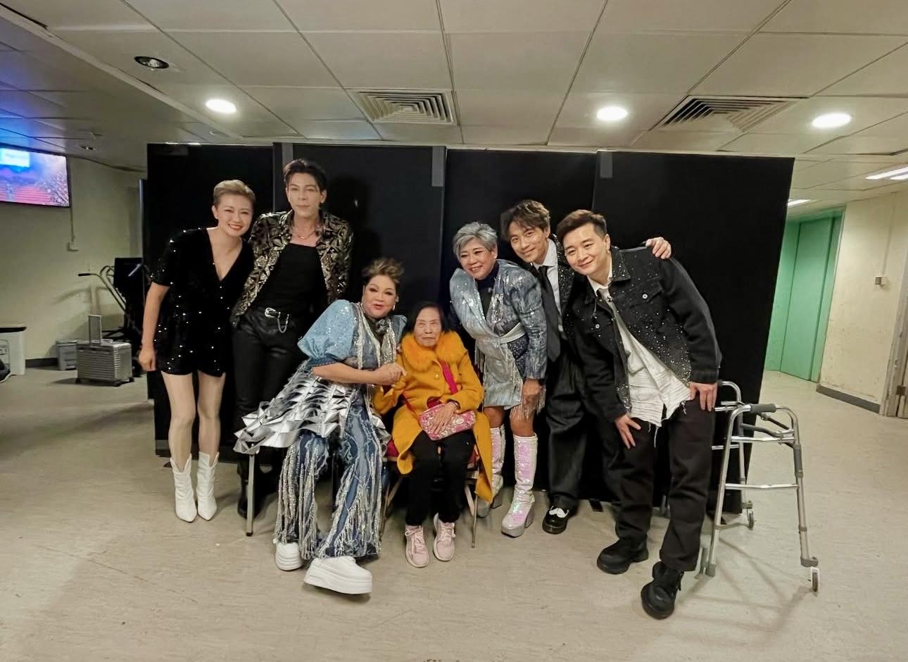 余慕蓮昨晚悉心打扮,到後台跟蹤歌手合照。