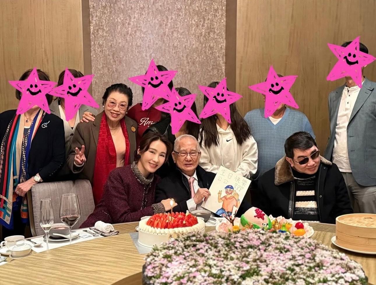 黎姿大曬三代同堂合照,14歲大女旋風式長高成焦點 。