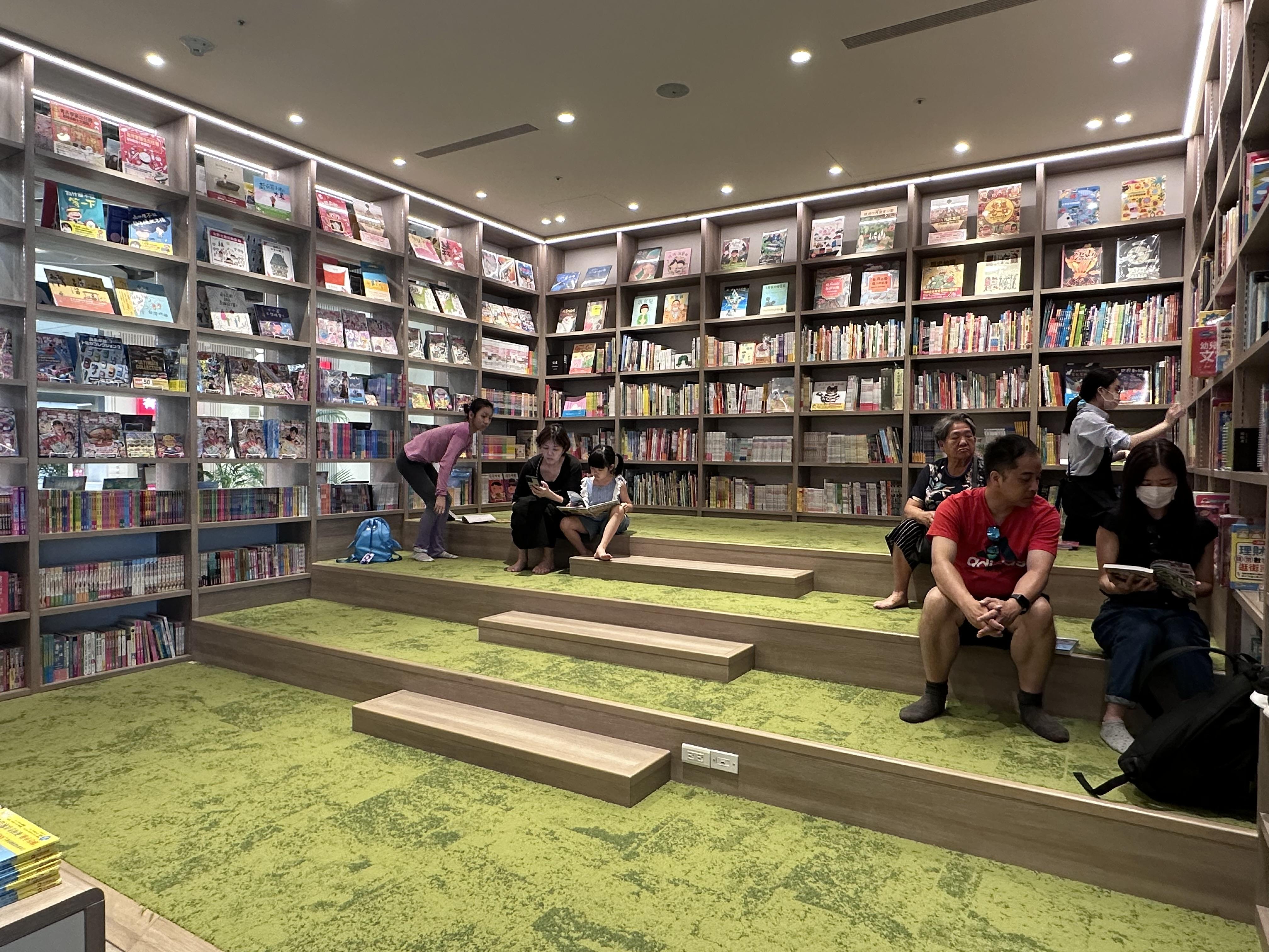蔦屋主打藝術和時尚類書籍,還有鋪滿草坡的童書區。