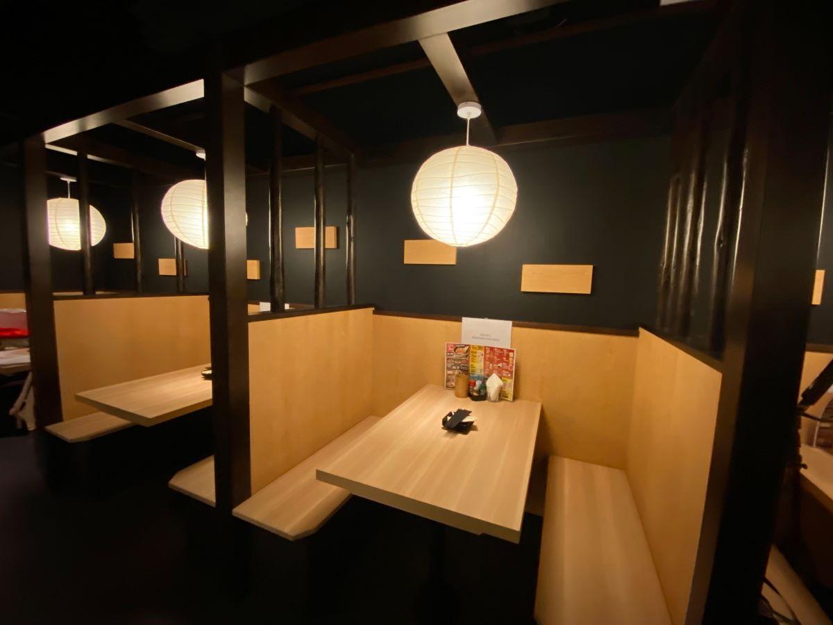 新店佔地 2,000 平方尺,有近百個座位。