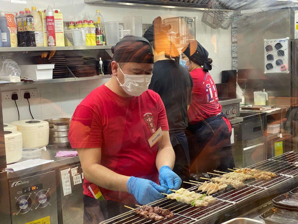 開業前廚房團隊特地飛往日本本店,跟日籍總廚實習燒鳥技巧。