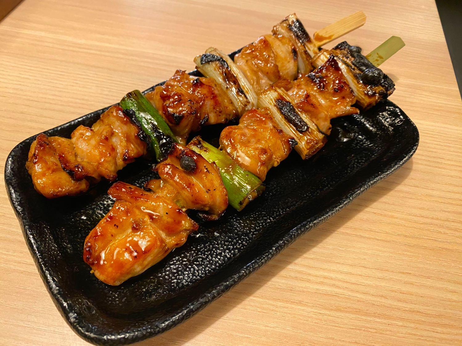 21cm汁燒雞腿貴族燒 $29.9串 雞肉juicy,濃郁中具鹹味與微甜的層次。