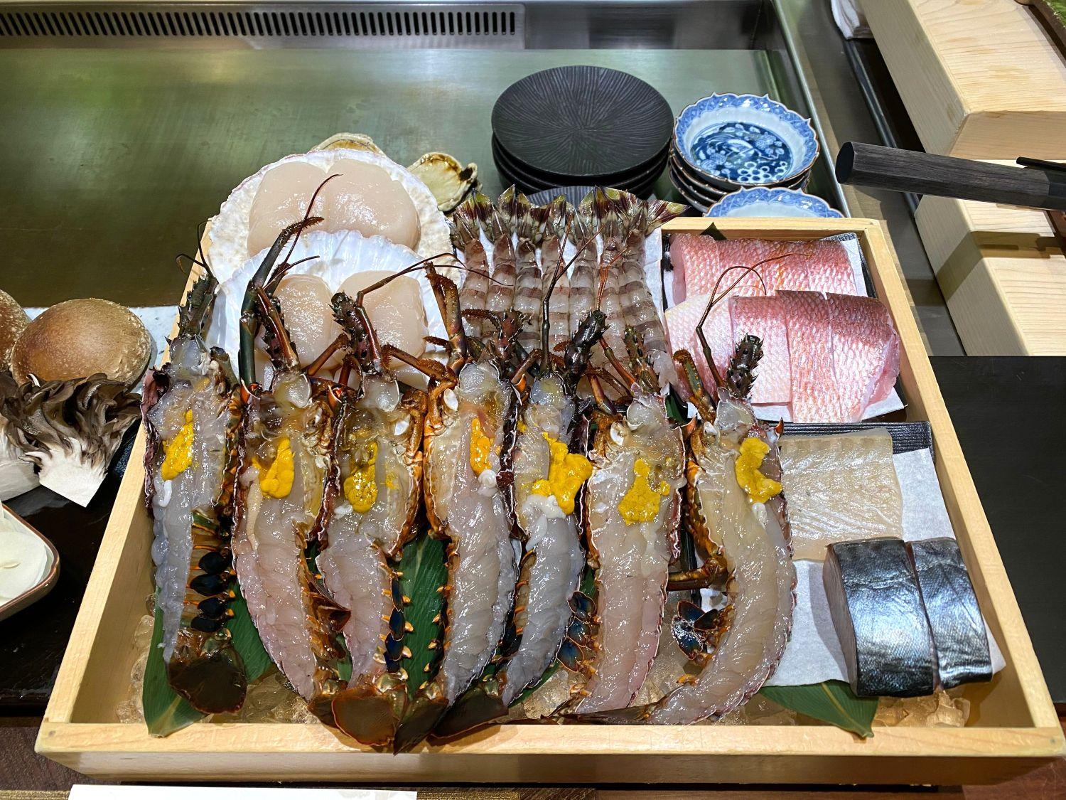 廚師向我們展示日本當造海鮮,有北海道函館帆立貝、伊勢龍蝦、車海老、甘鯛。