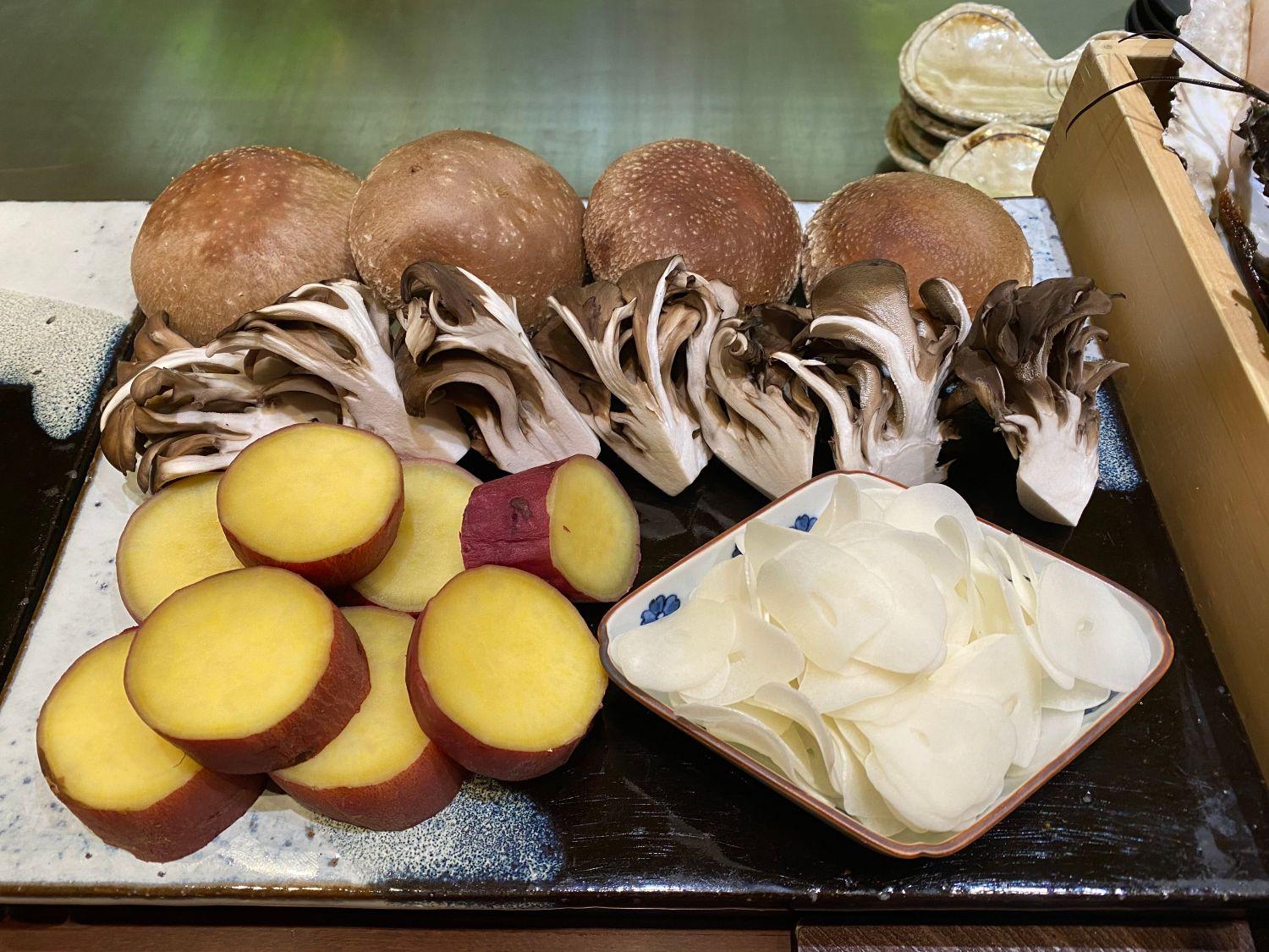 晚餐也預備了日本時令薩摩芋、舞茸、切了薄片的蒜頭。