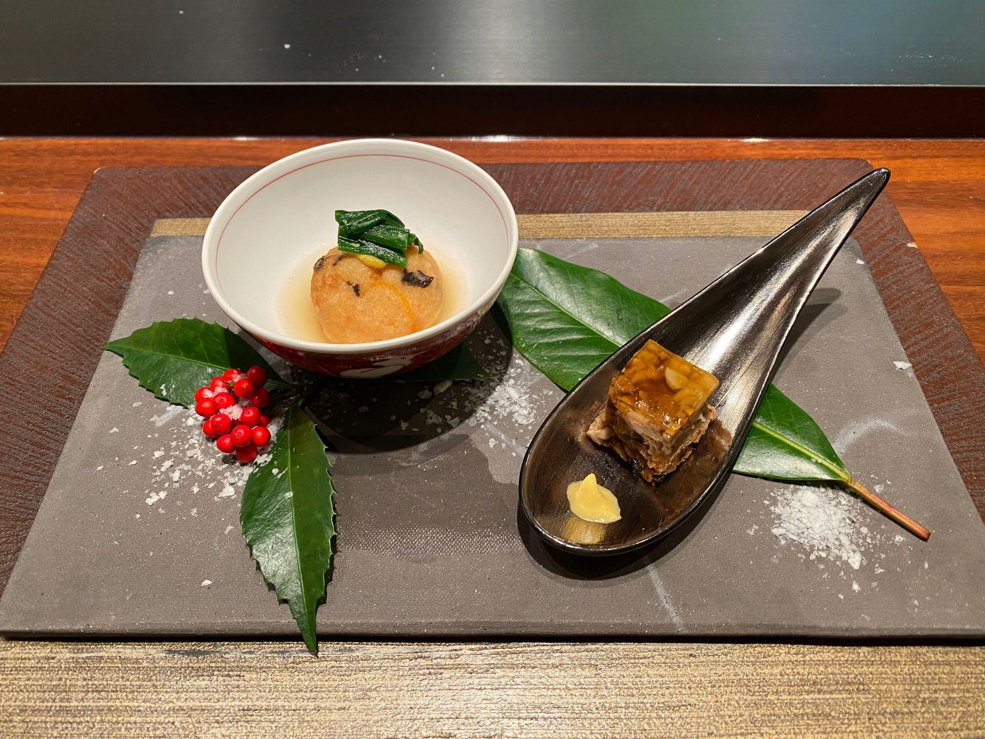 前菜如懷石料理般,用湯匙盛載和牛清湯啫喱以及炸豆腐球配昆布高湯。