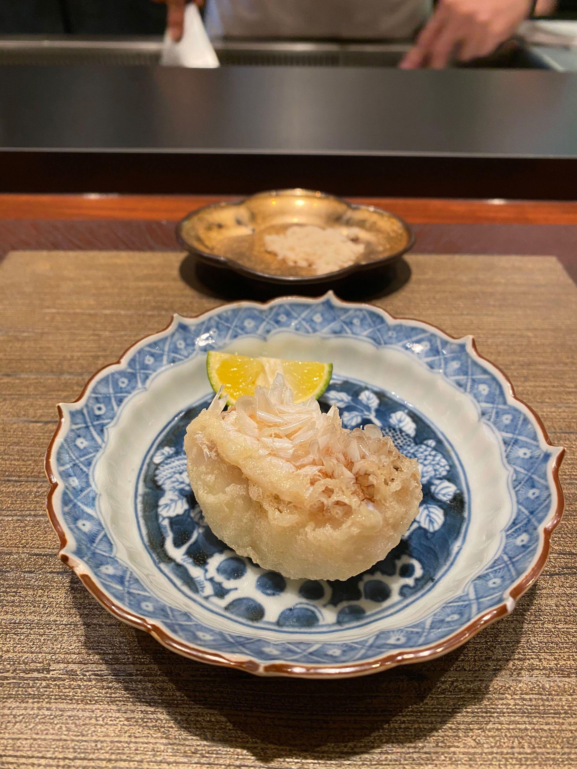甘鯛魚鱗酥脆得咀嚼時發出響亮的咔咔聲響,魚肉細嫩鮮味。