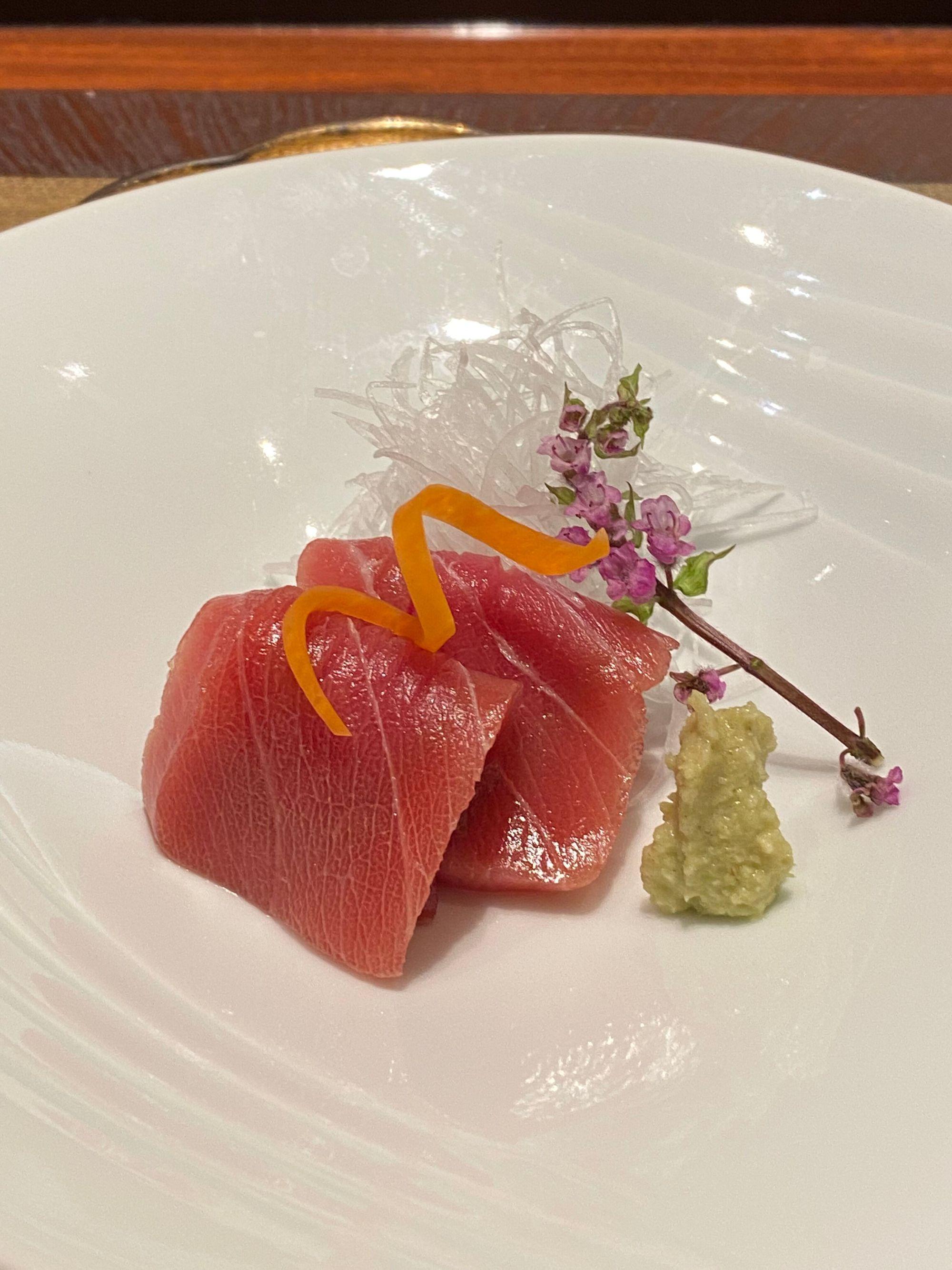 醃漬的中拖羅伴以花穗,吊出魚香,毫無油膩感覺。