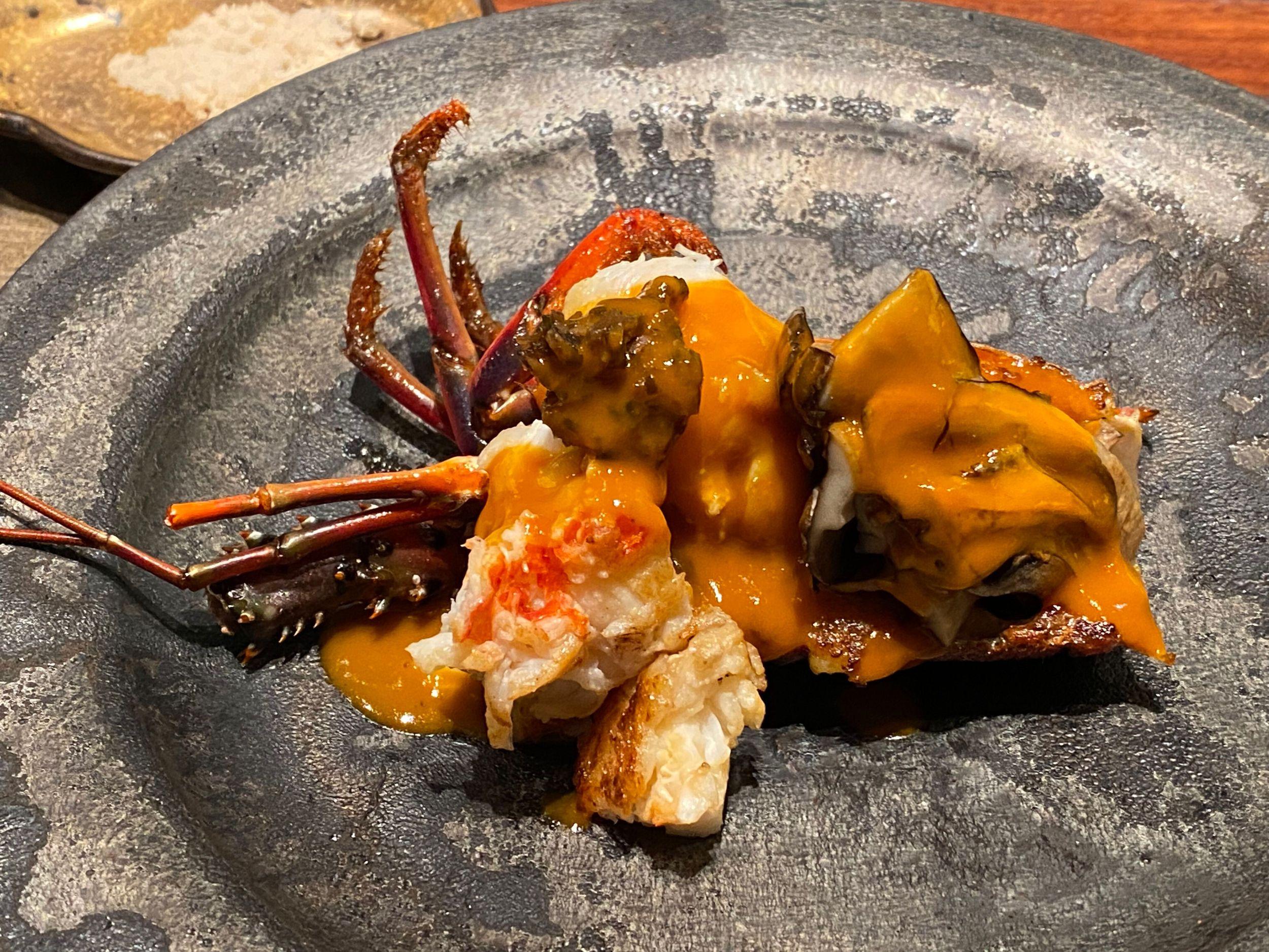 鐵板燒伊勢龍蝦配舞茸及美式醬汁 龍蝦十分鮮甜彈爽,佐以龍蝦膏更強化龍蝦味。