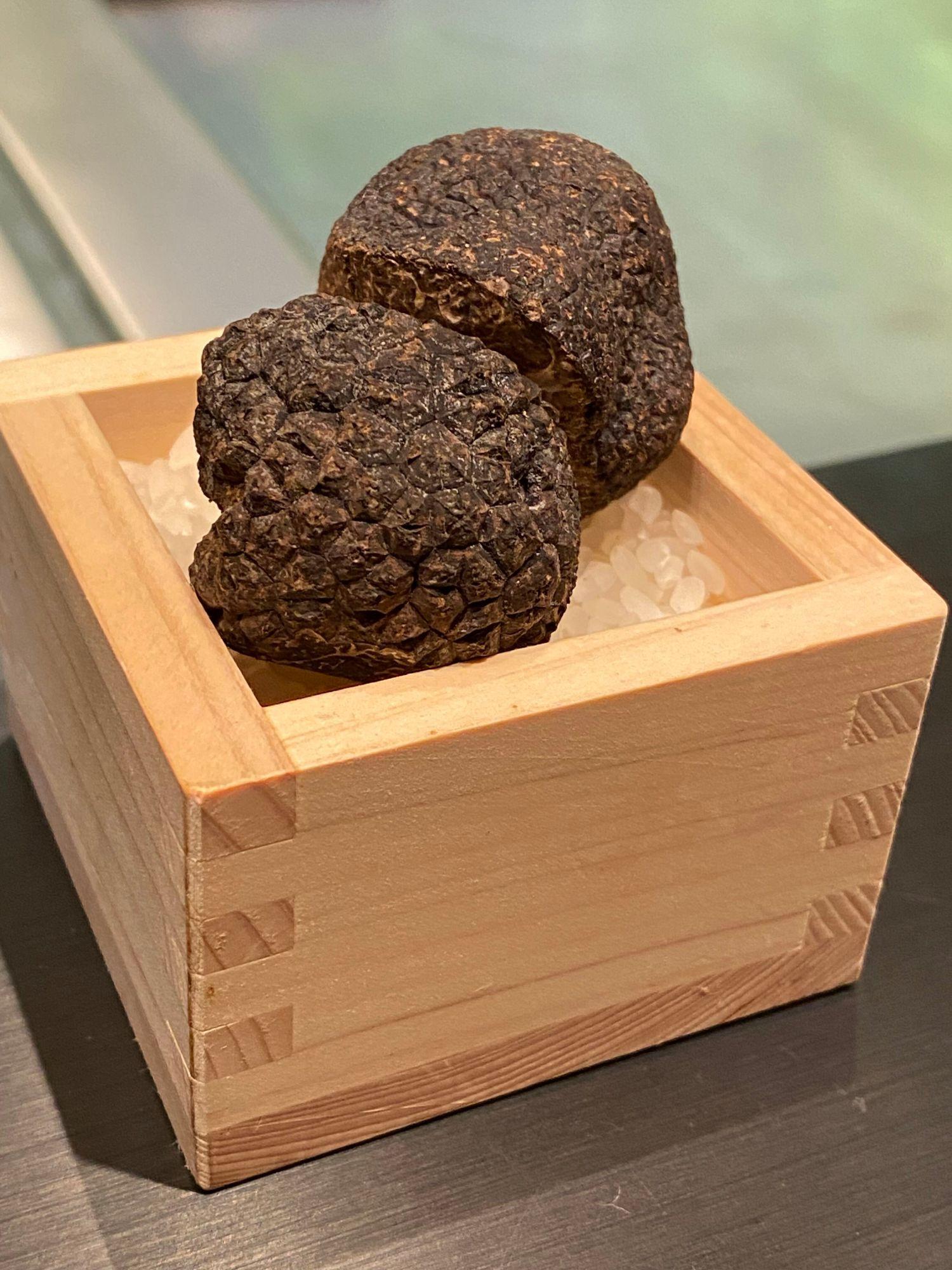 席前即刨黑松露,松露香氣天然。