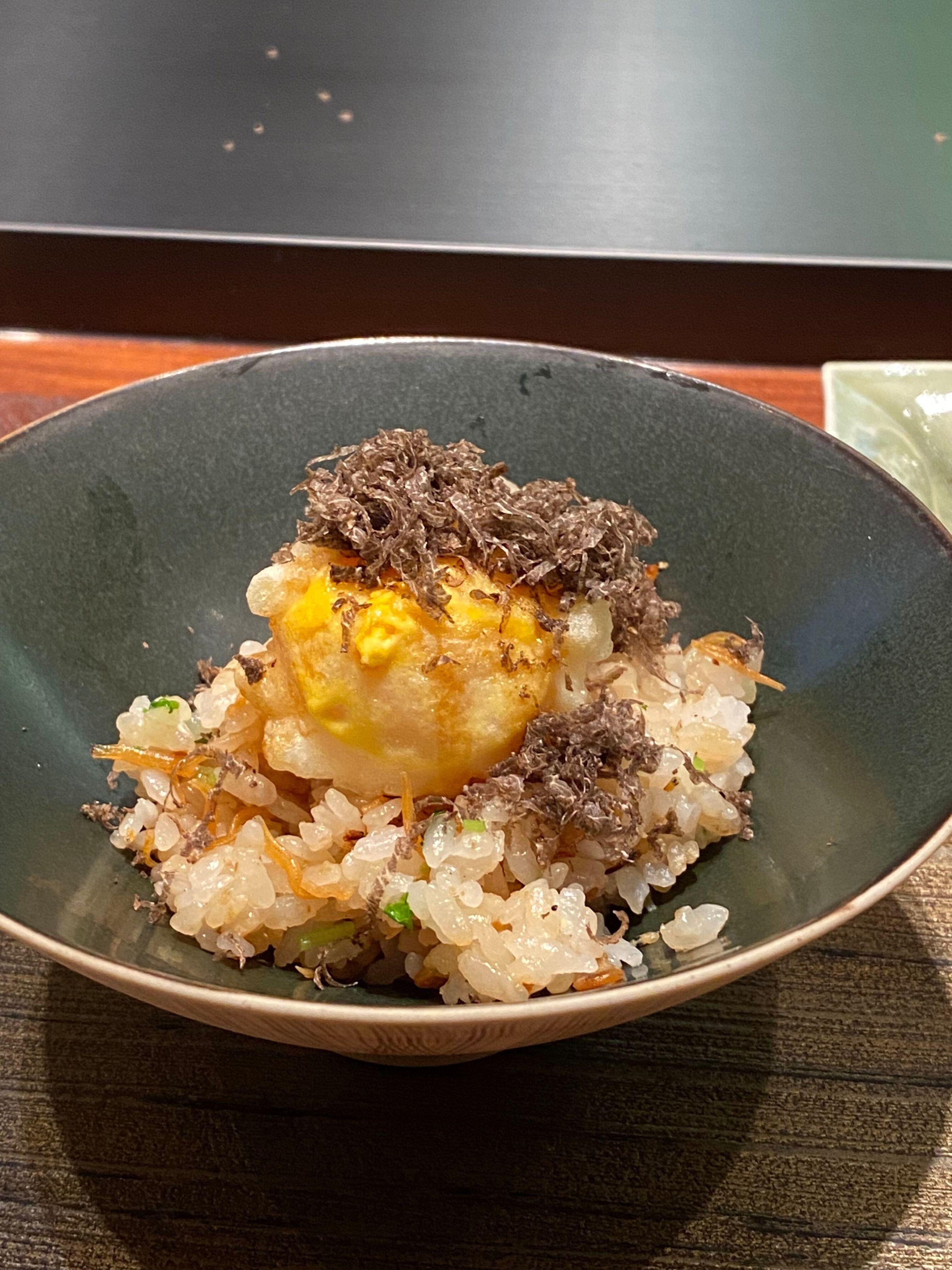 天婦羅蛋黃流心爆漿,配即刨黑松露,撈飯可口滋味。