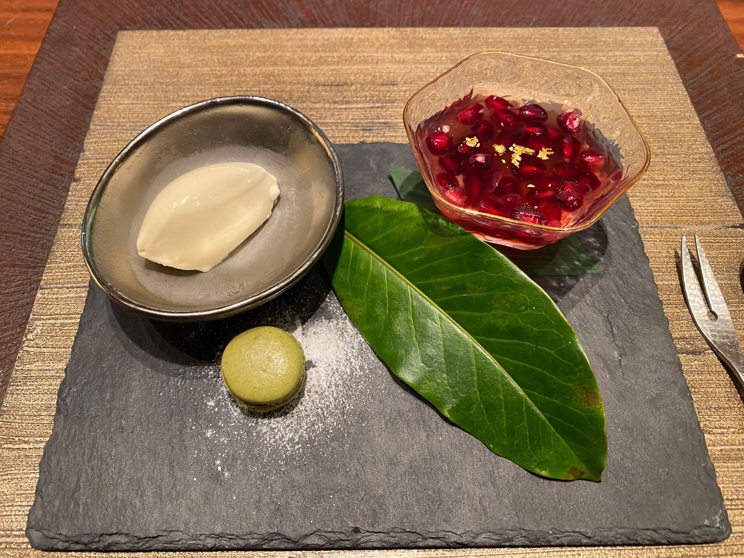 甜品有滑溜的自製蛋黃雪糕、鬆化不太甜的迷你抹茶馬卡龍、用新鮮紅石榴製成具粒粒咬口的果凍。