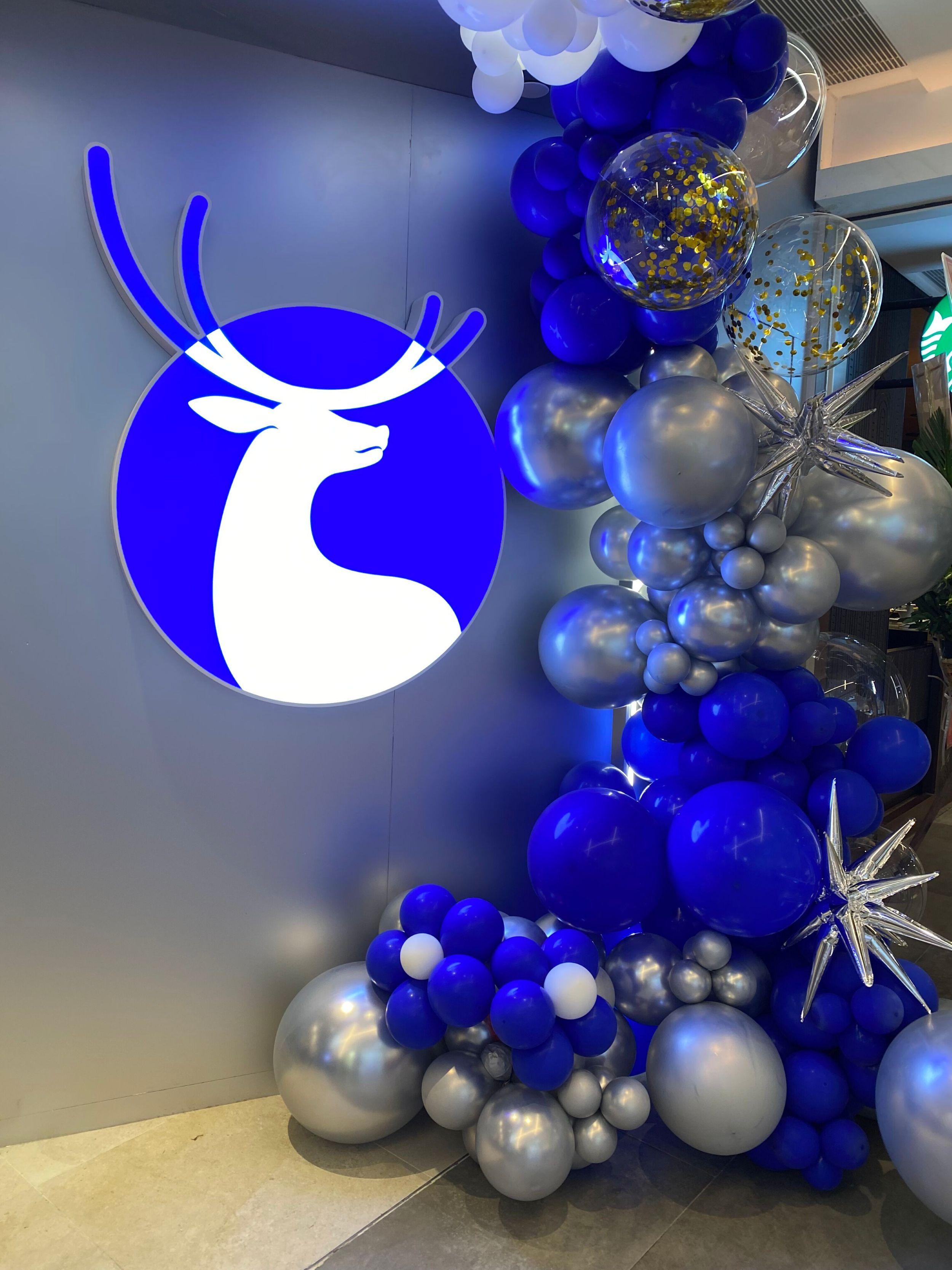 尖沙咀美麗華廣場店隔鄰為Starbucks,擺明挑機!