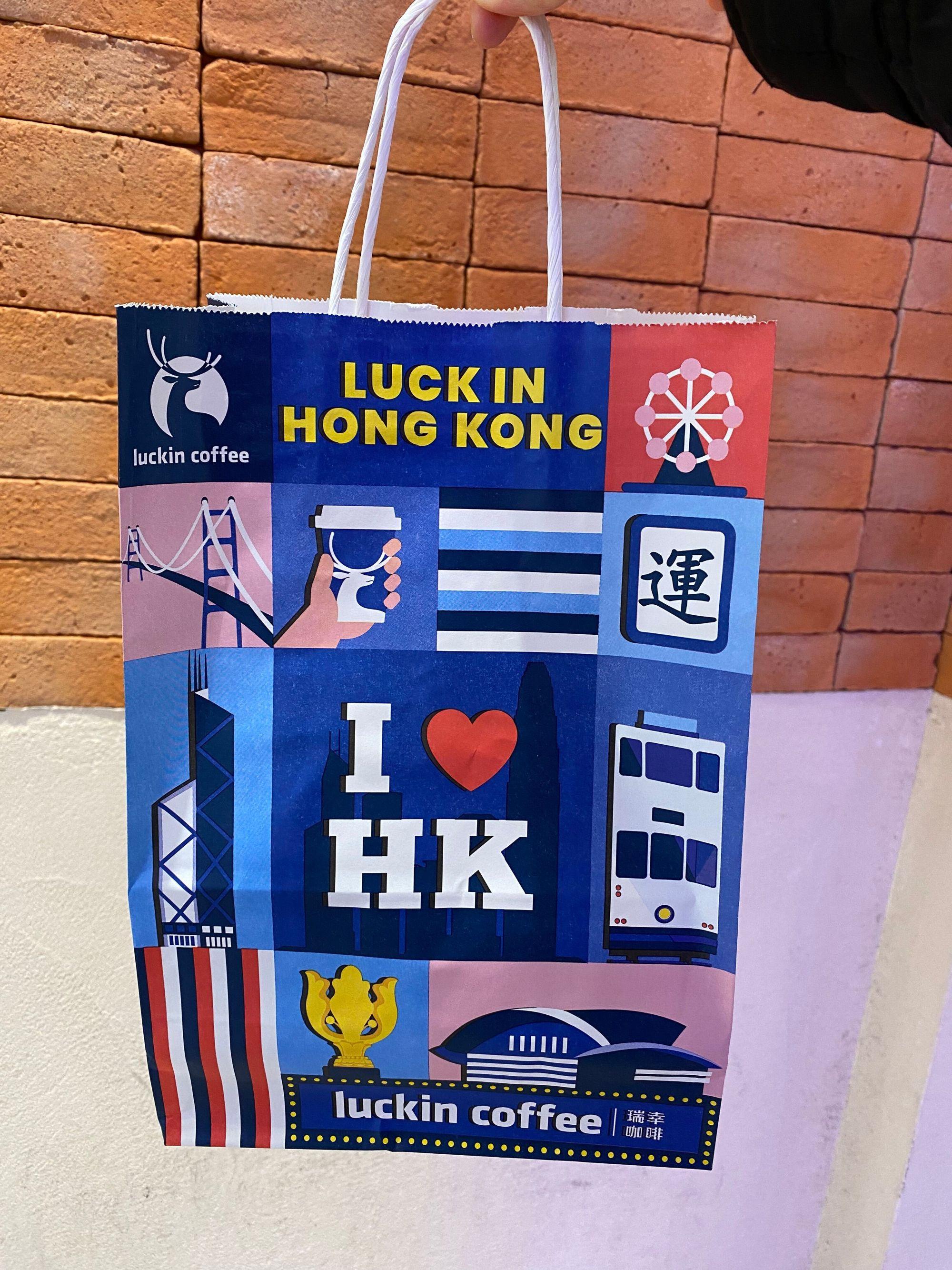 購買2杯裝的外賣紙袋設計精美,印上香港元素。