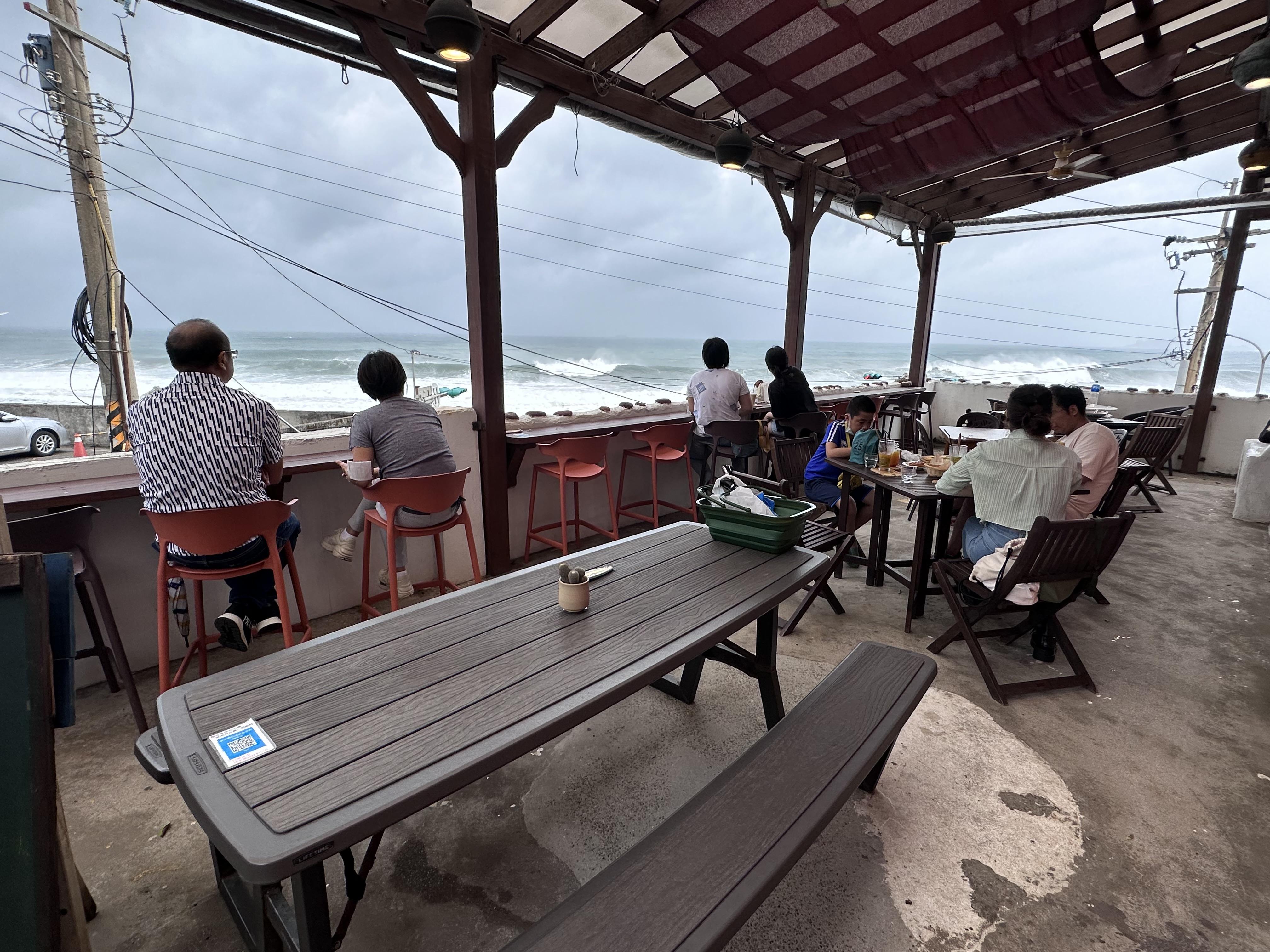 Cafe 2樓的戶外座位,對正跳石車站,堪稱最佳打卡位。