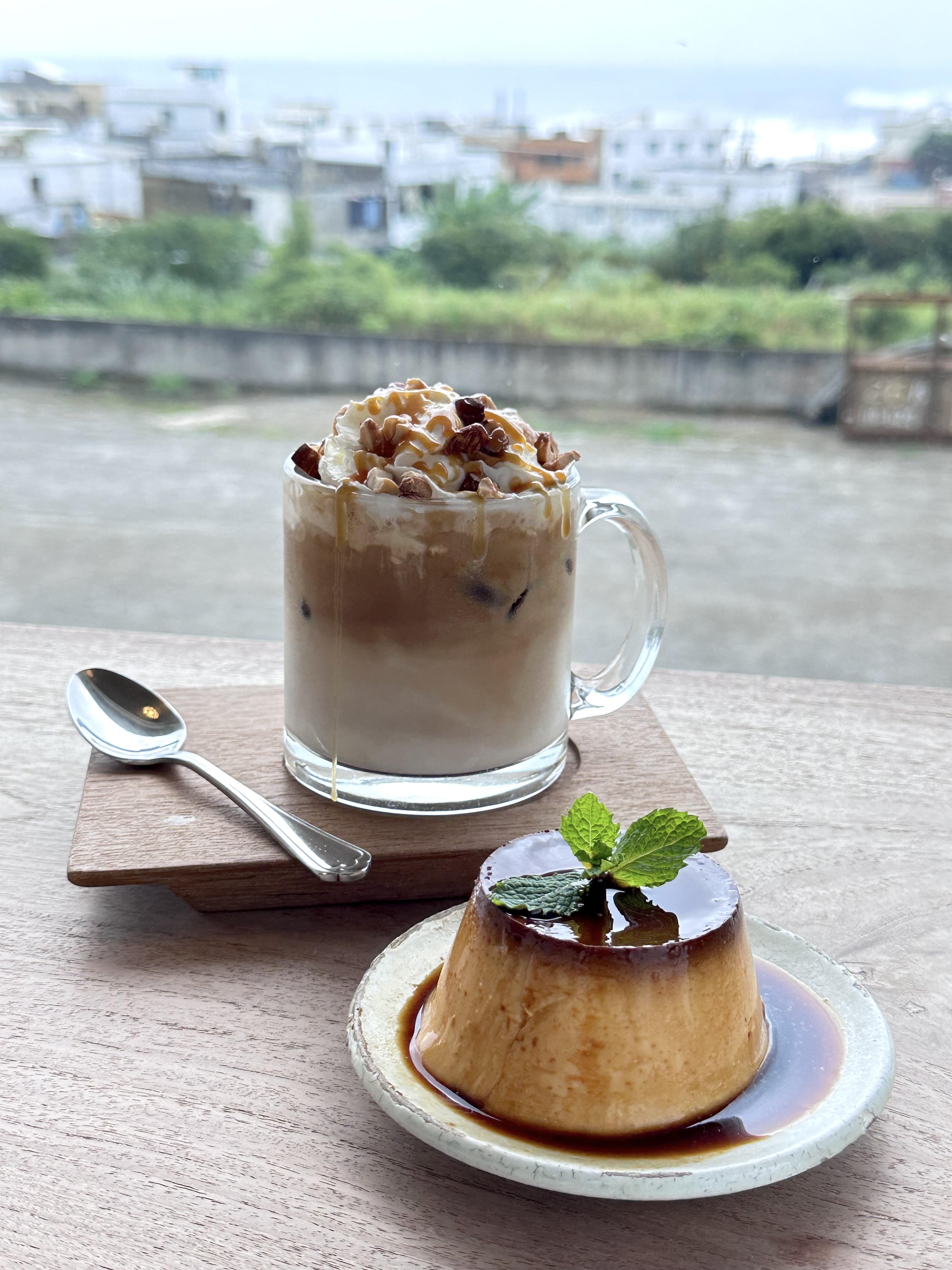 脆脆堅果太妃拿鐵NT$190,配假日供應的焦糖布丁NT$130,屬大人的味道。