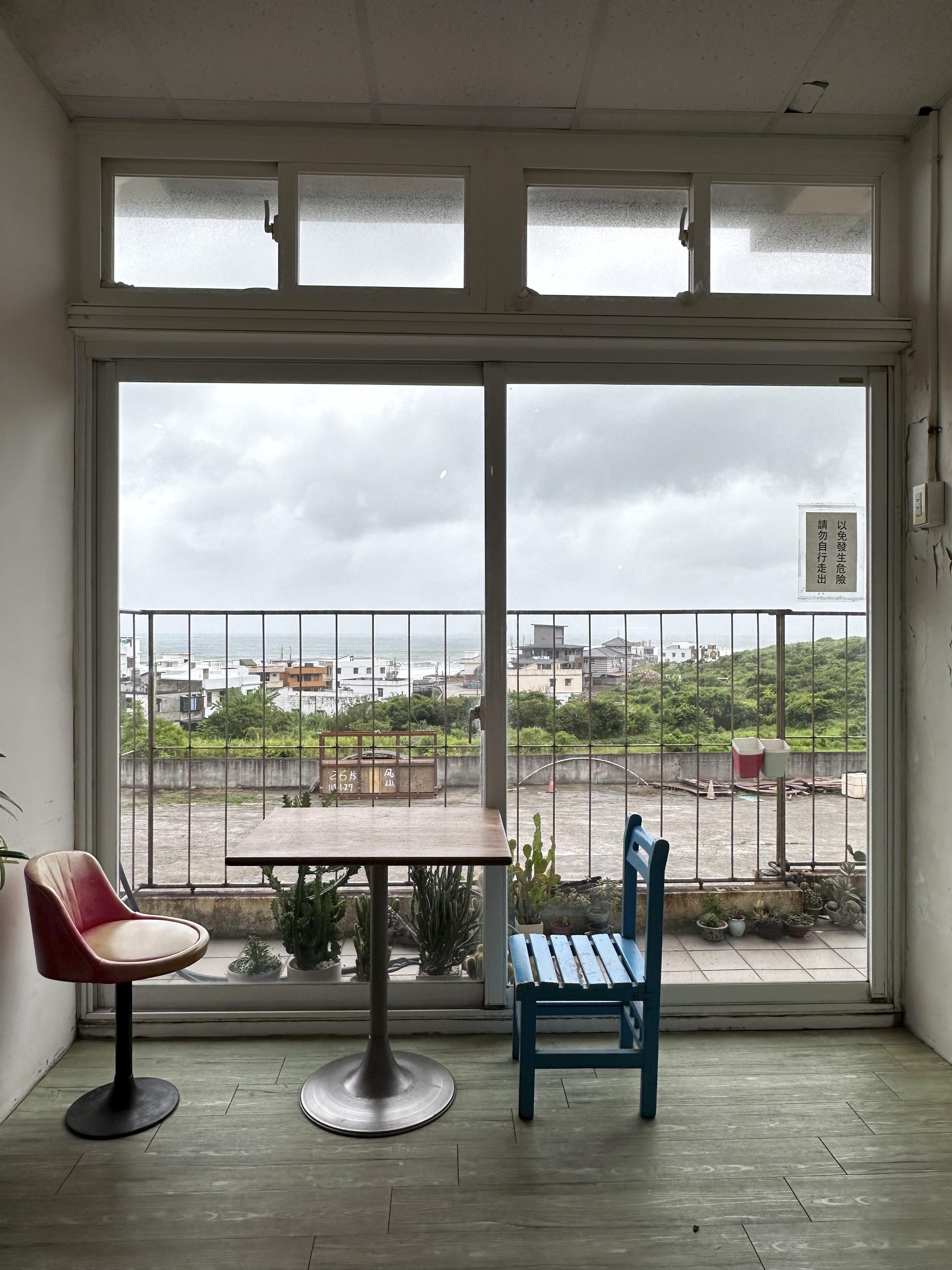 無敵大窗框將壯麗的太平洋海景與陽光,引進室內,窗明簷亮。