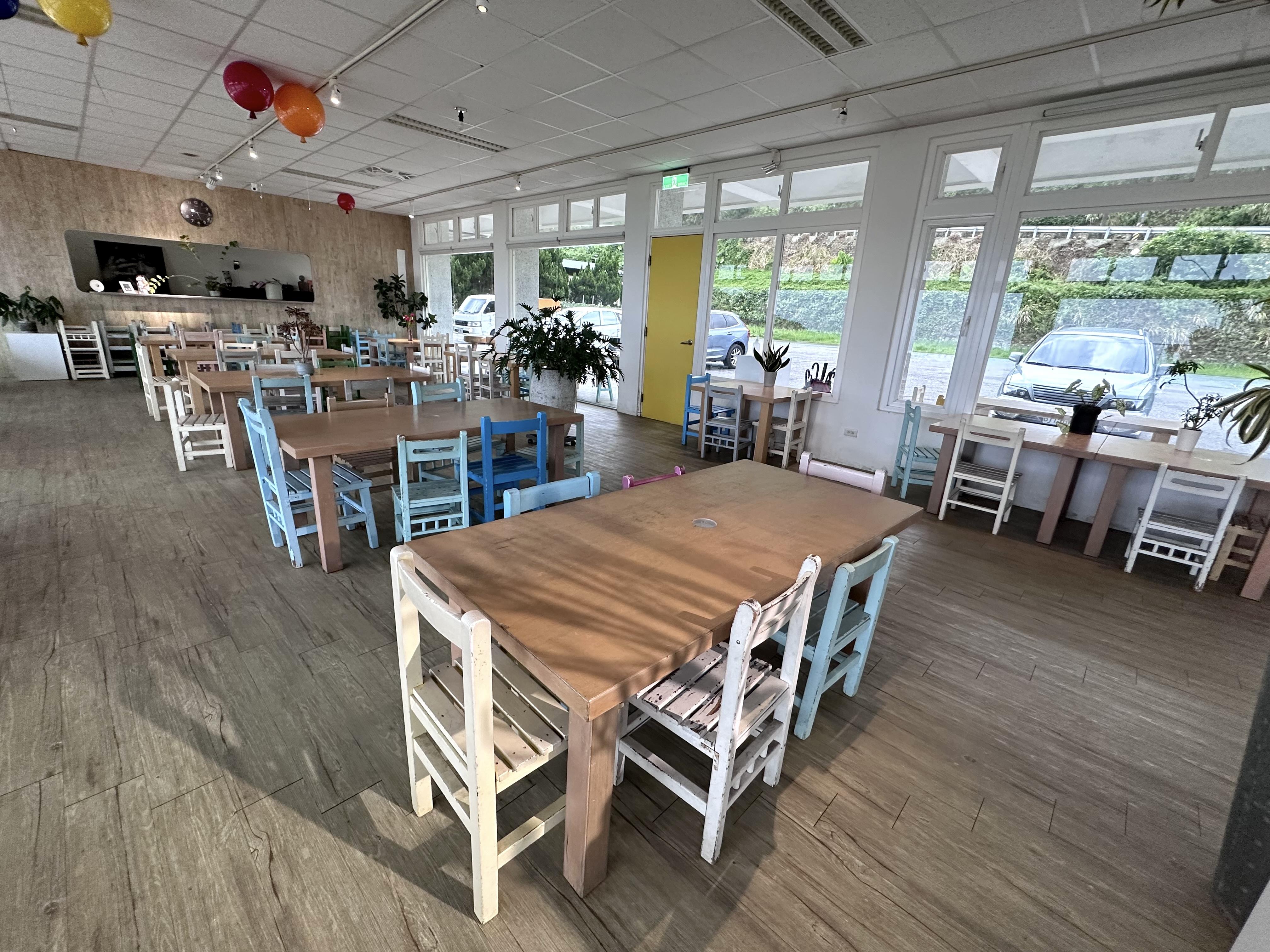 校園原來的矮小桌椅,都漆上Macaron般的繽紛色彩,充滿純真的童心。