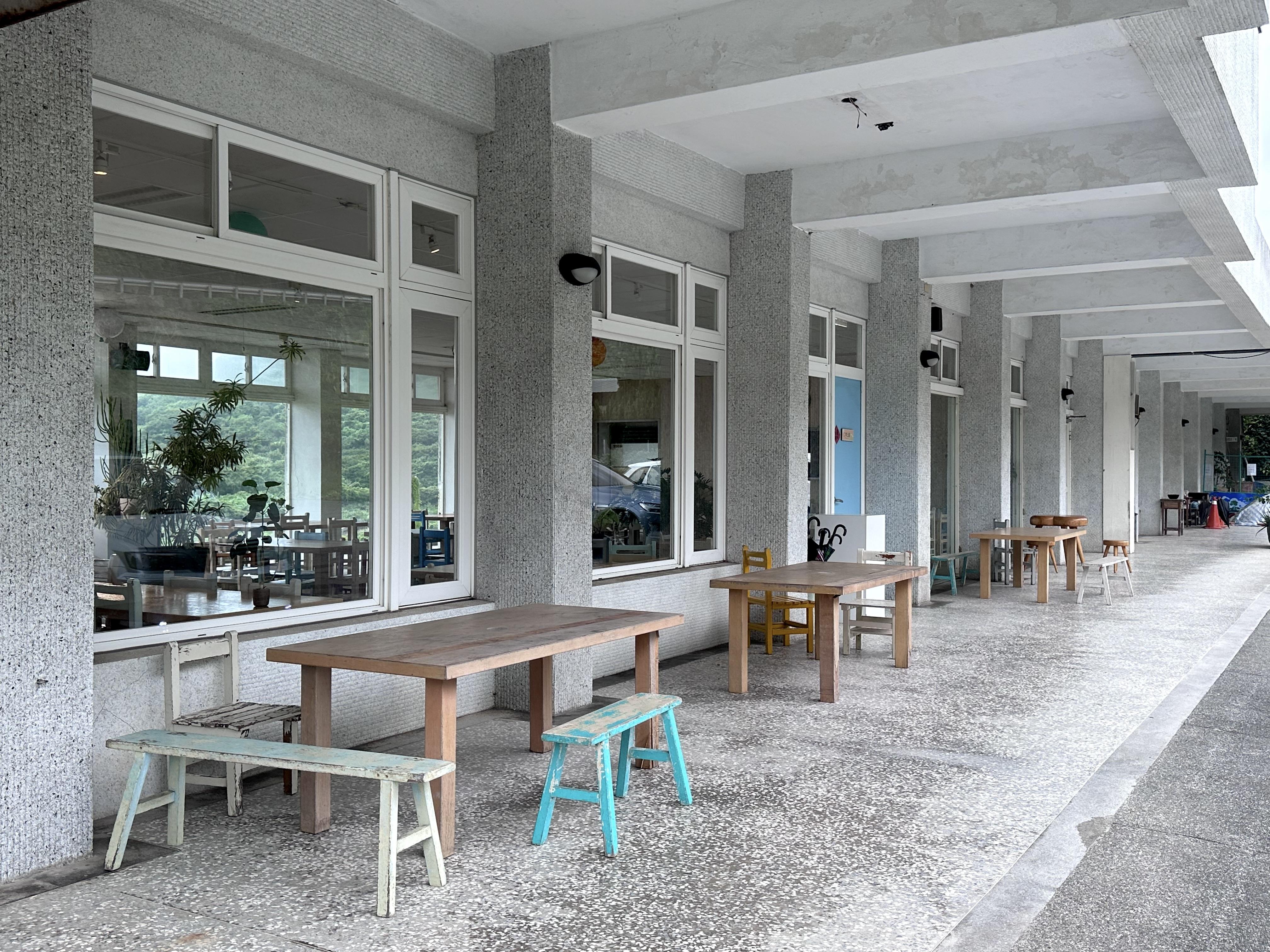 校舍樓高兩層,一樓為陶藝工作室,二樓才是咖啡店。