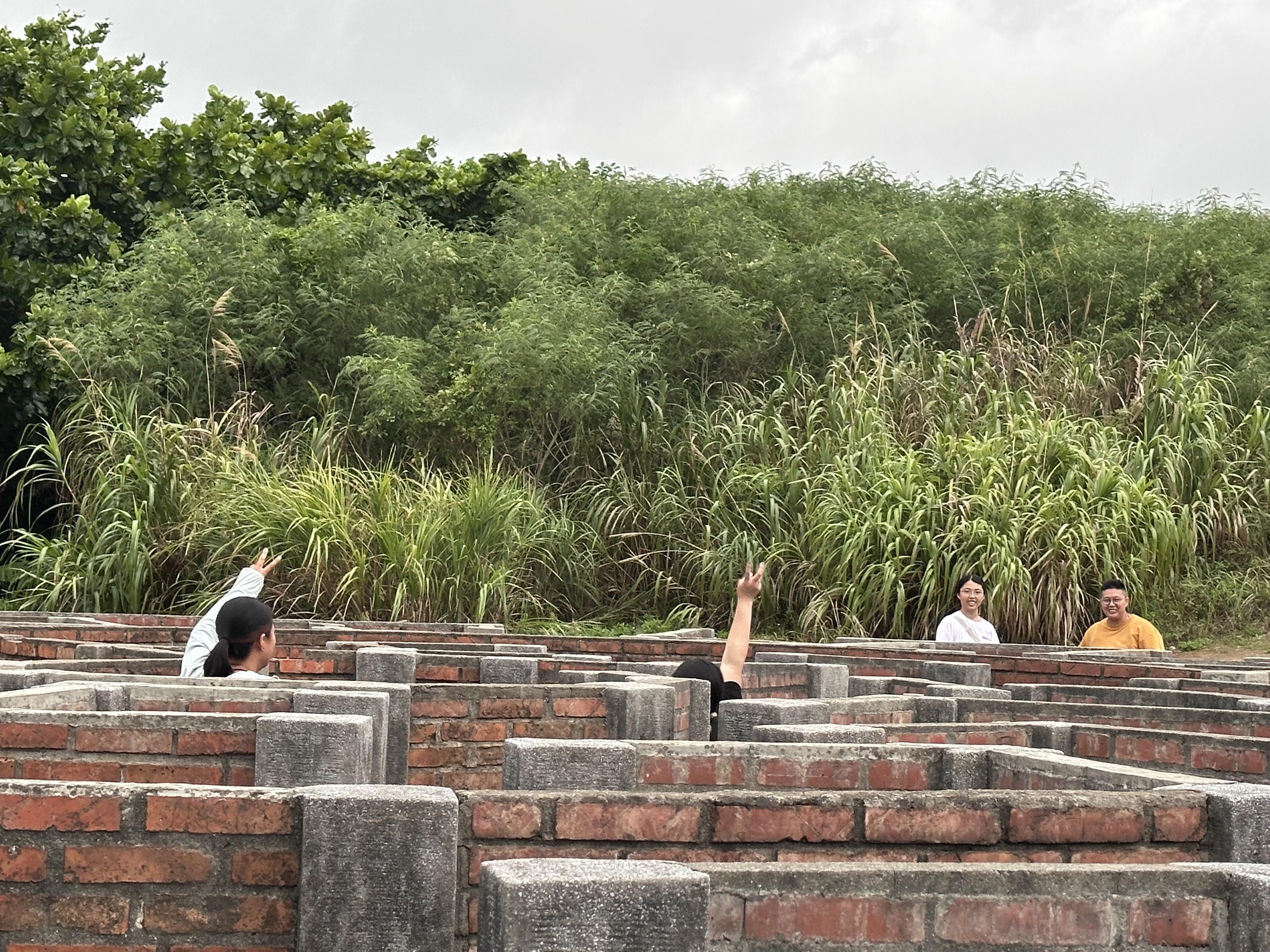 圍牆並不高,男生都伸頭出牆偷睇,故此一點難度也沒有。