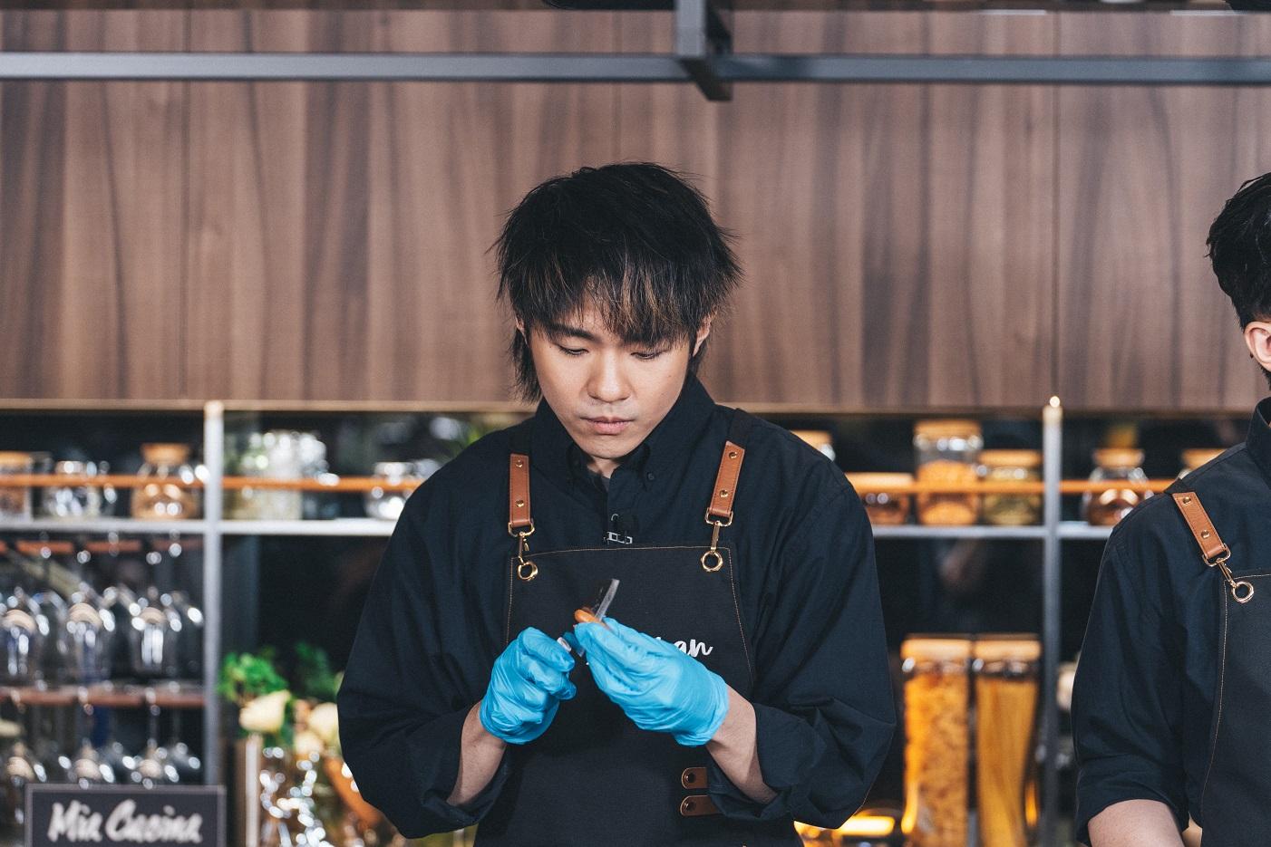 Ian非常專心地製作腸仔八爪魚。