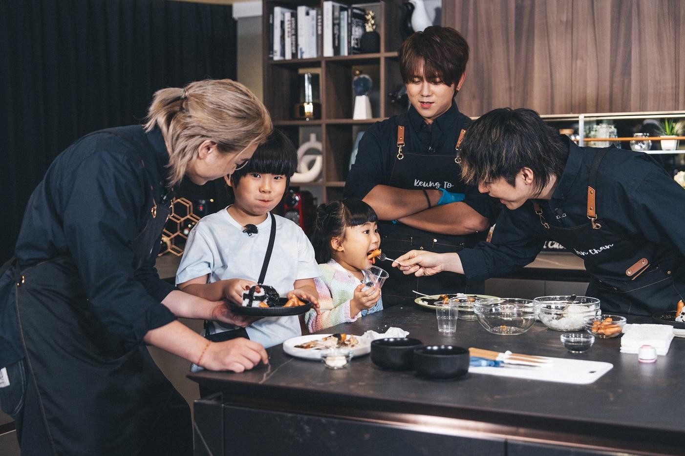 Ian餵Monna食腸仔,慈父上模樣十分有愛。