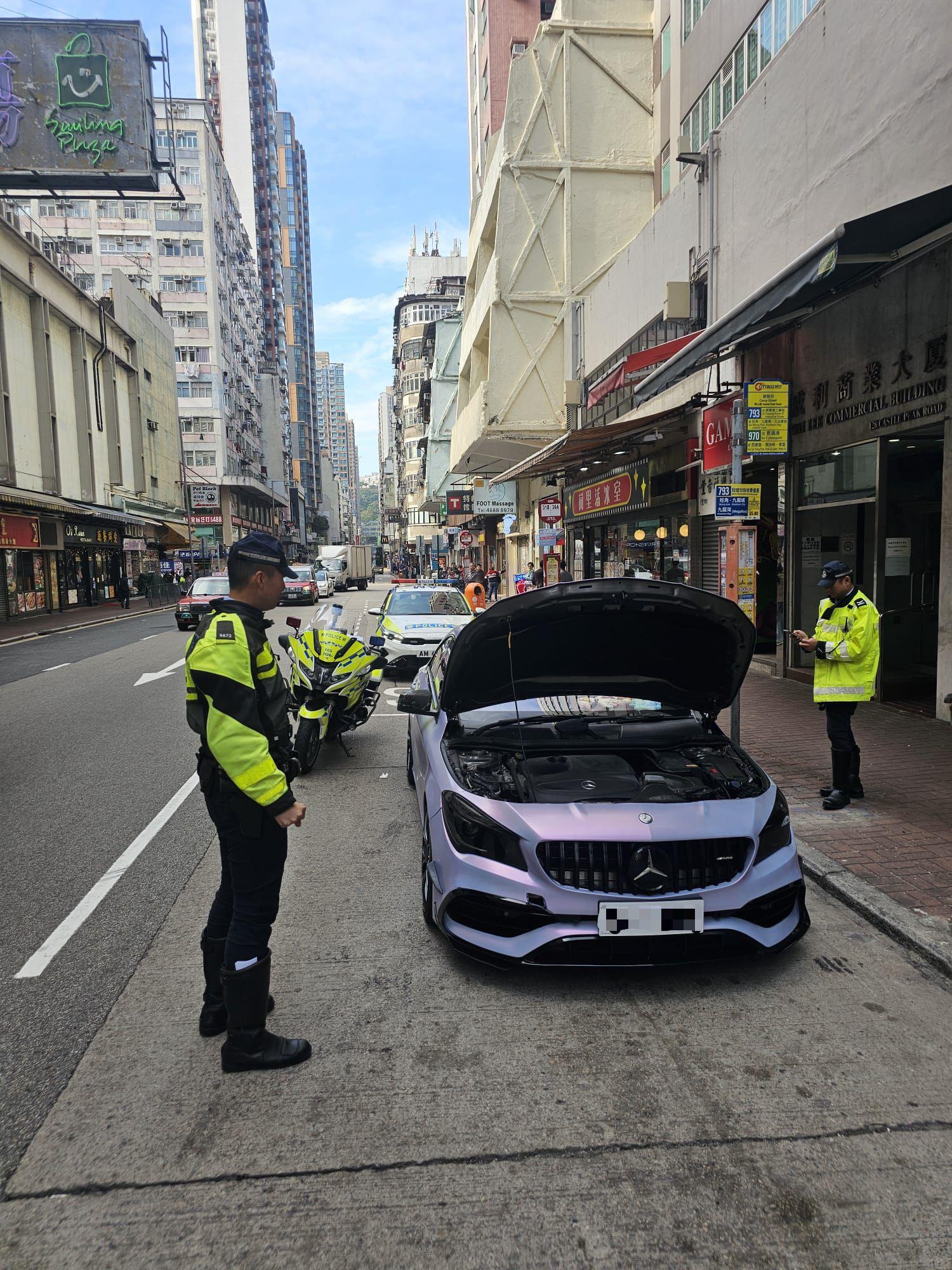 警打擊交通違例拘25男 23車涉非法改裝被扣驗 (警方圖片)