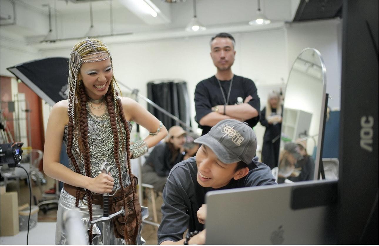 今次演唱會海報J.Arie 以霸氣冷傲的女王造型出現。