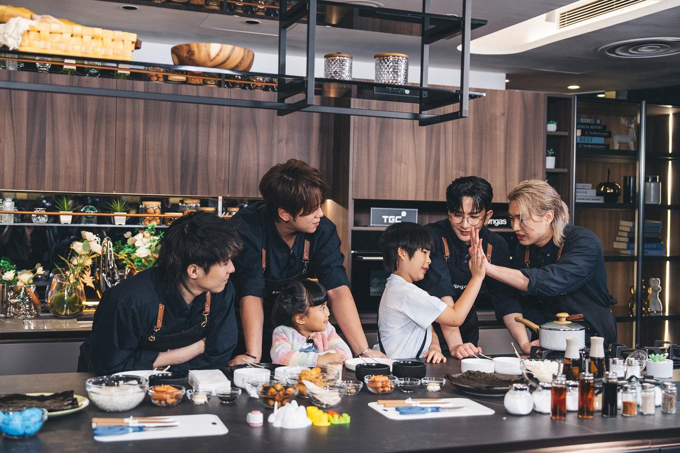 Jer跟熹熹同樣喜愛吃炸雞,2人興奮擊掌。