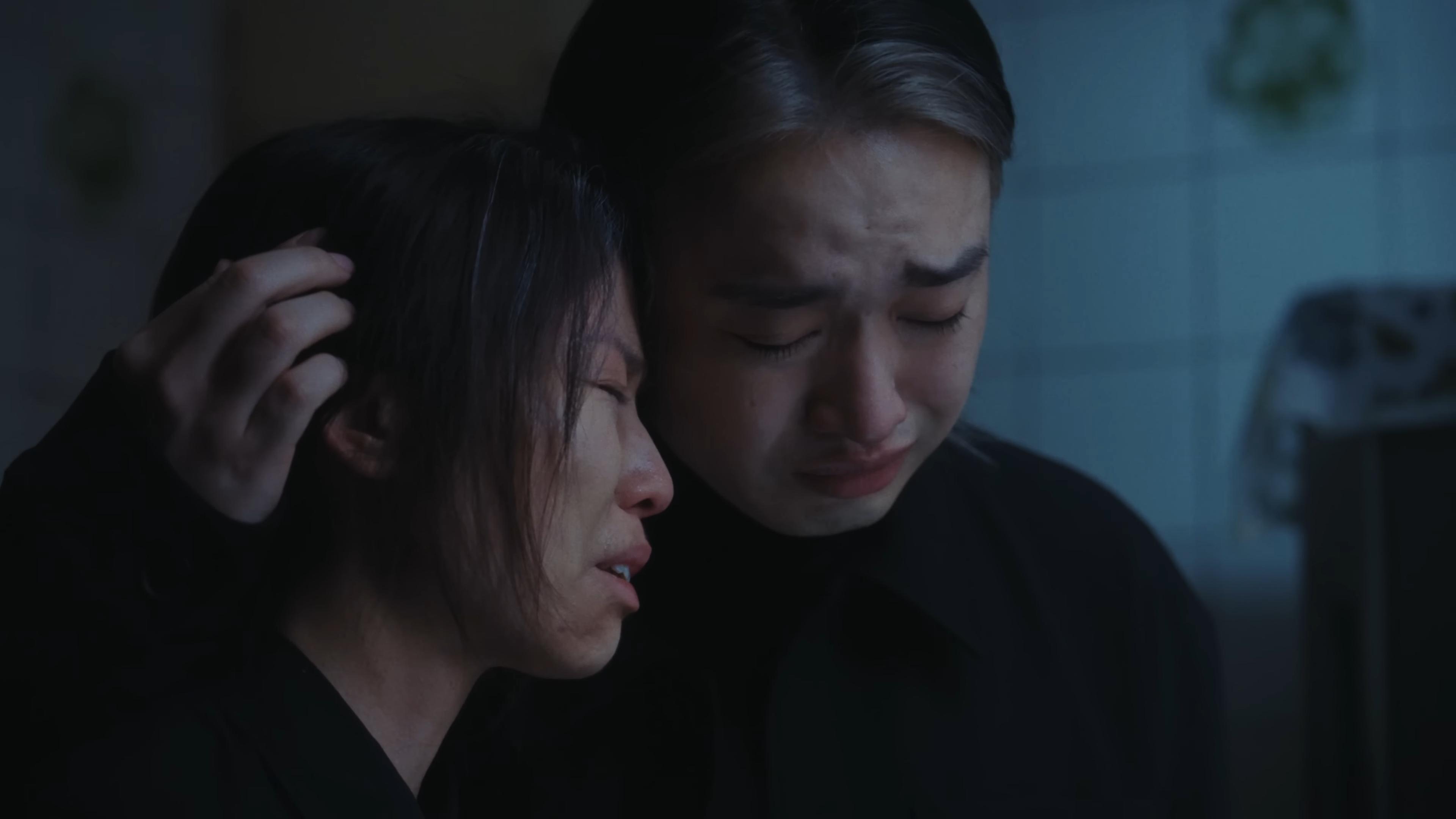 《沒終點的青春》MV呈現了人生的不同階段,包括面對父母離世。