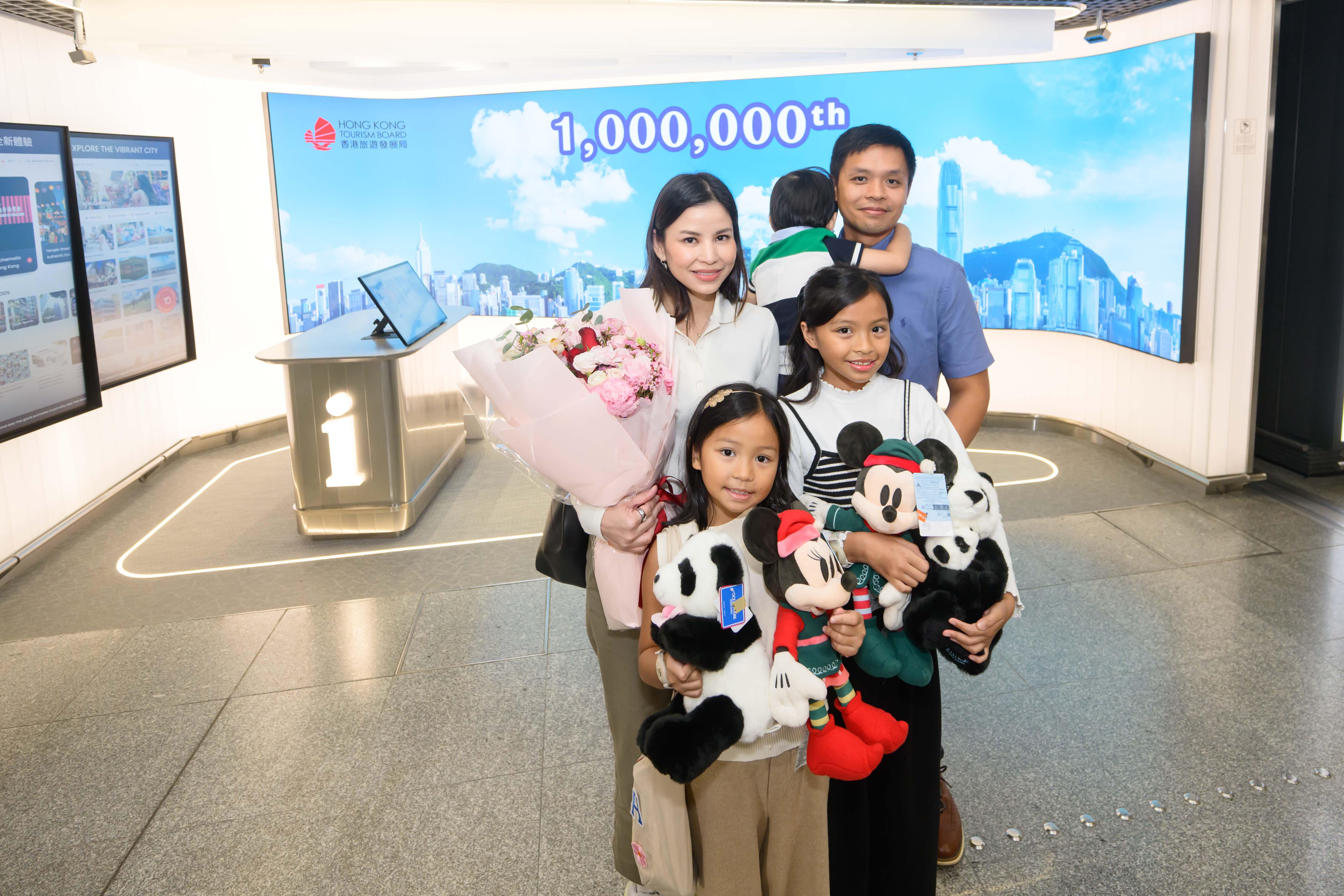 第一百萬名菲律賓旅客 Miguel Linao、其太太 Ana Linao 及三名子女 (旅發局提供)