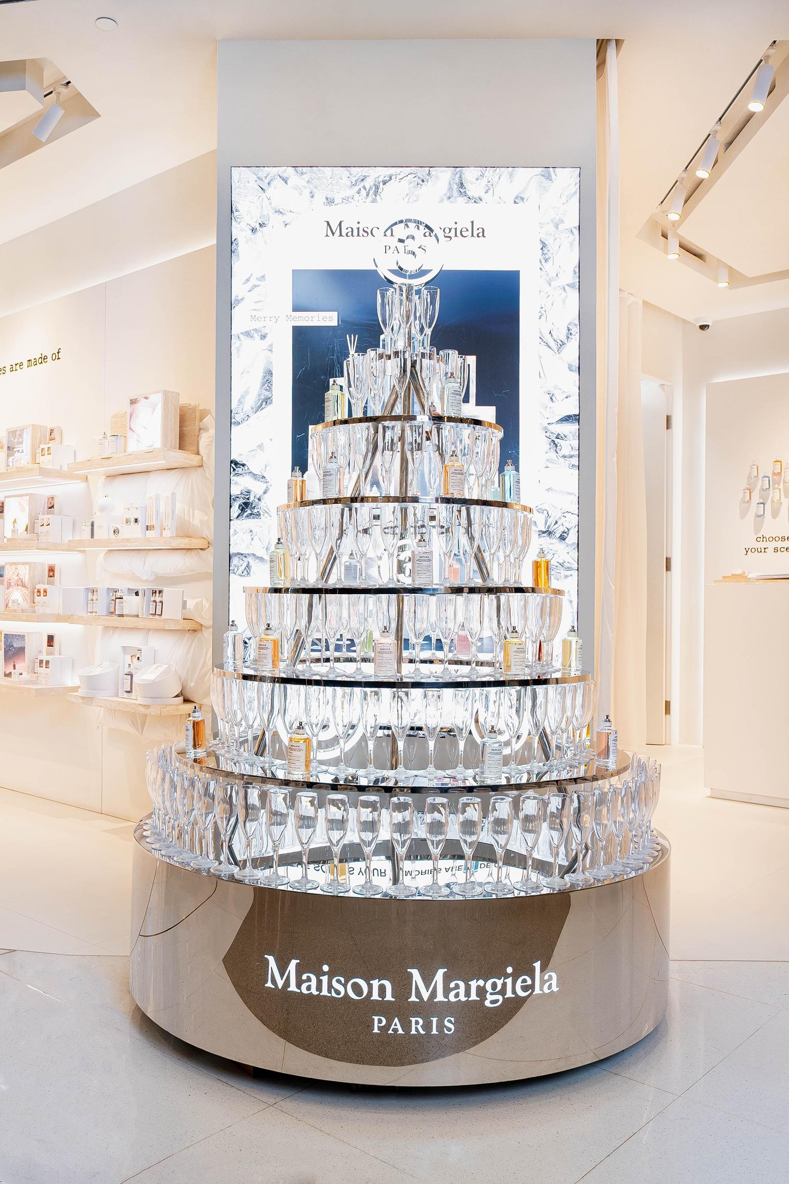 Maison Margiela今年亮起香氛透明聖誕樹,並以REPLICA復刻系列香水瓶點綴,樹頂的數字(3)是Maison Margiela香氛的代表序號。