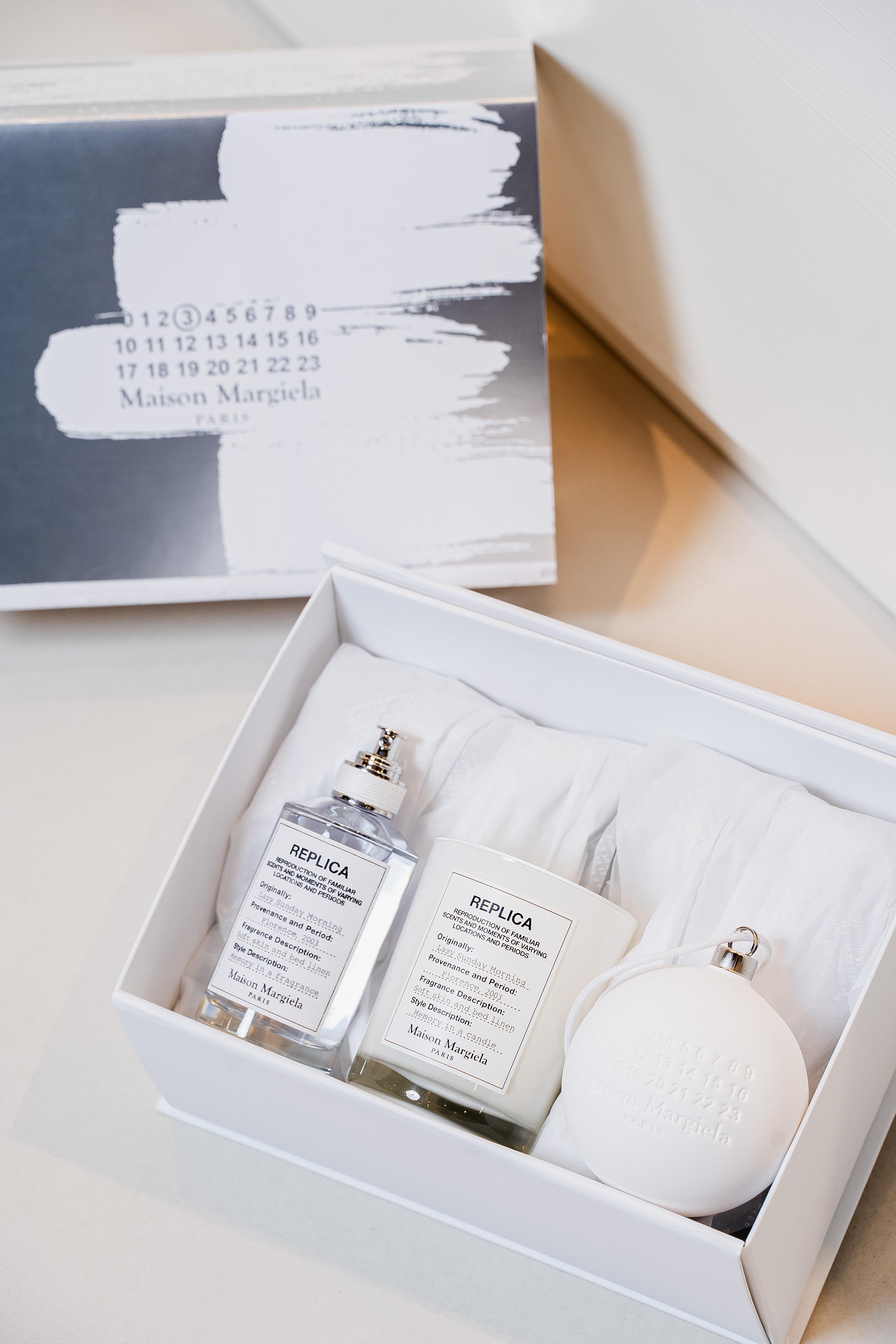 承襲Maison Margiela標誌性Bianchetto漆藝風格,禮盒以銀白筆觸和質感紋理象徵冬日雪景,消費滿$1,800的顧客更可獲Maison Margiela限量版陶藝聖誕掛飾。