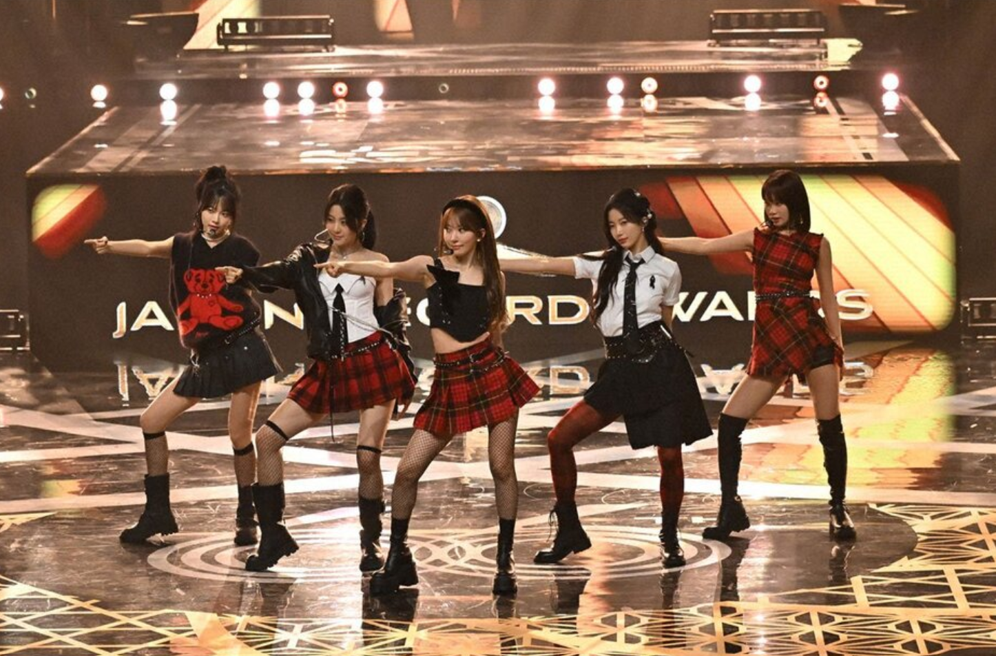 LE SSERAFIM登場扣上黑色絲帶,悼念空難事件的死難者。