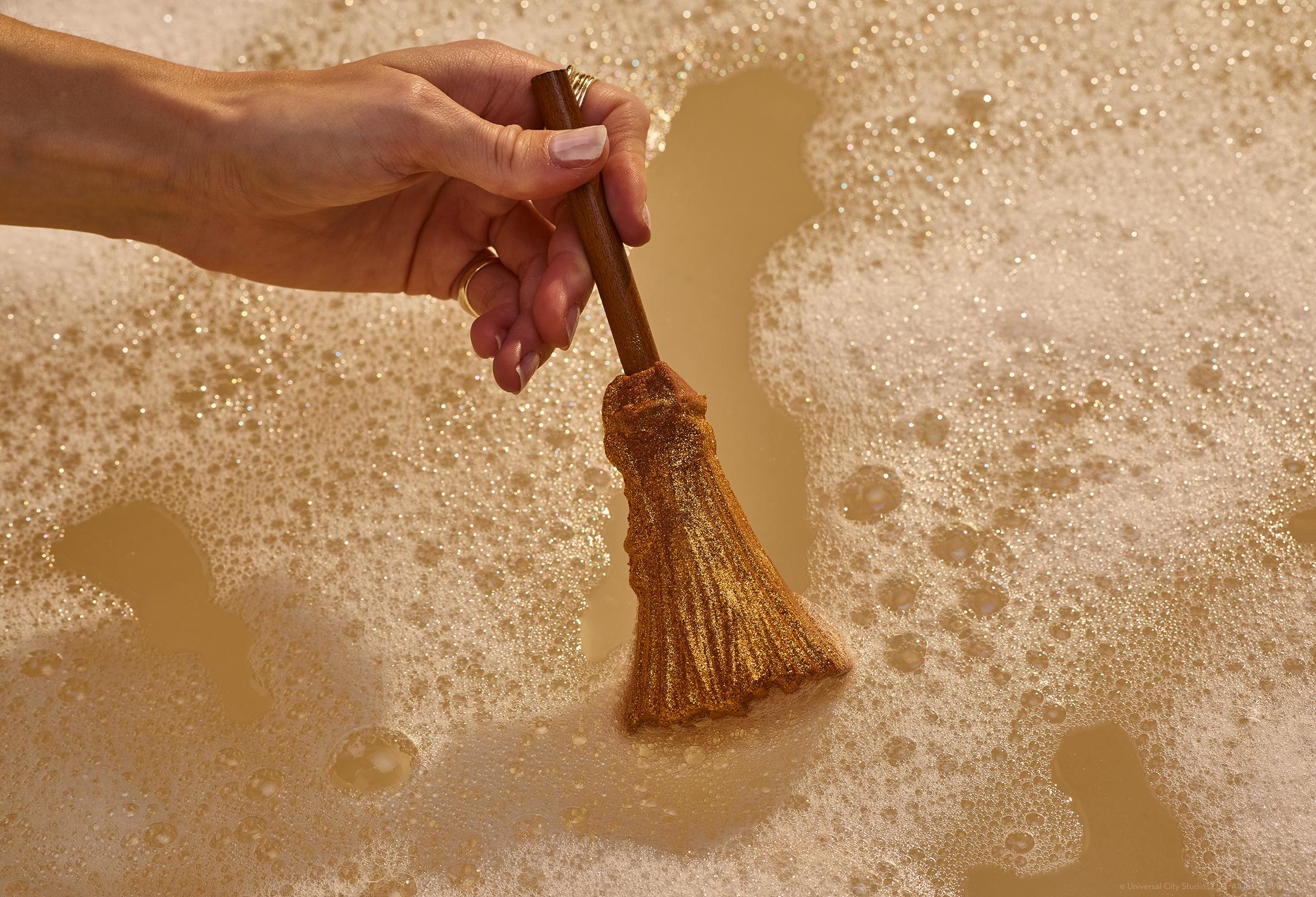 格蓮達神奇魔杖泡泡浴棒:在流水下揮舞泡泡棒,打造魔幻般的浸浴體驗。蓬鬆泡泡如魔法般升起,香甜柔和的玫瑰精油和雲呢拿精萃香氣瀰漫於空氣中。$160