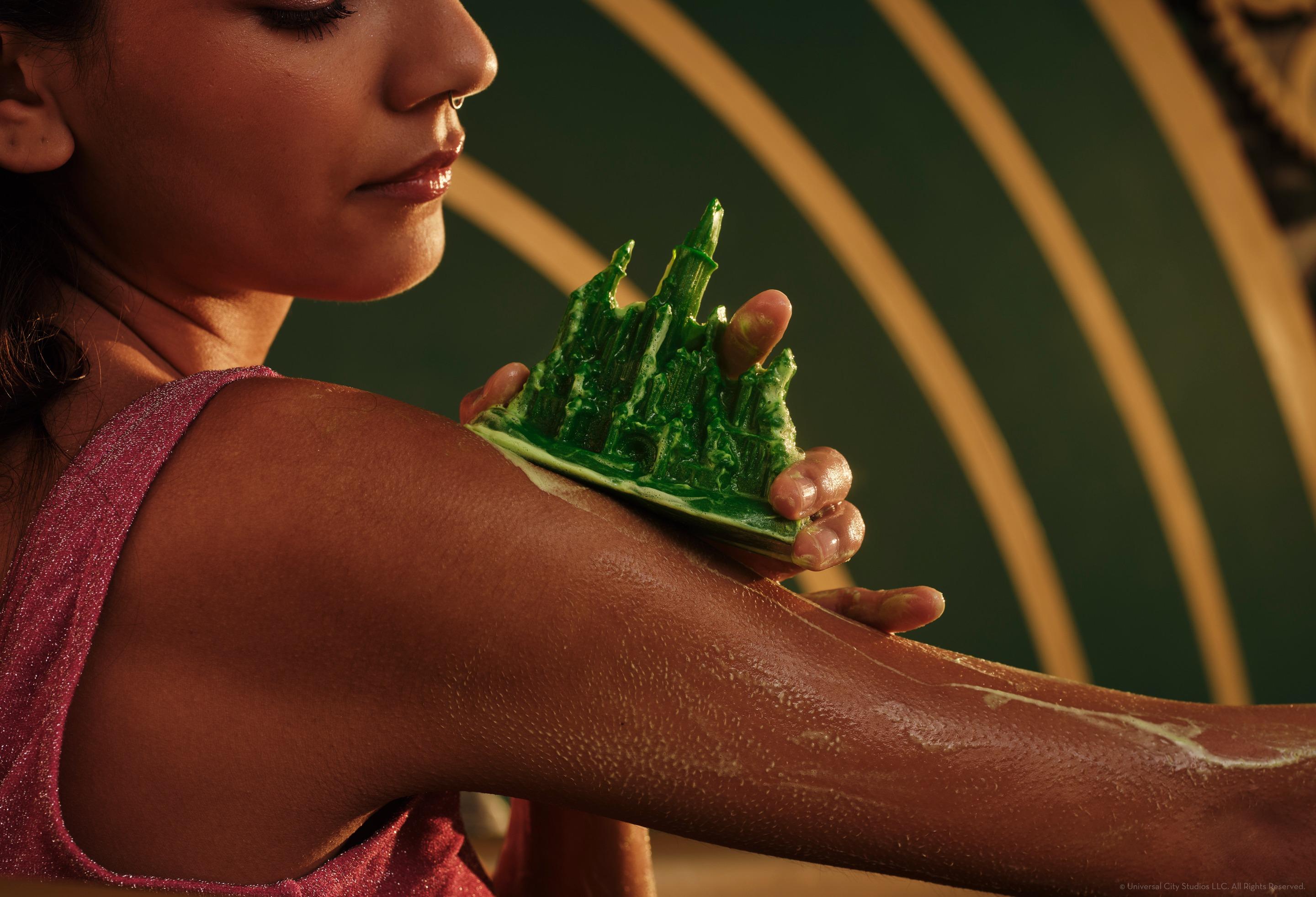 翡翠城香氛皂:肉桂與青檸的香氣交織,化作一座座泡沫城堡,柔軟蓬鬆泡沫,彷彿漂浮在翡翠城天際。$115