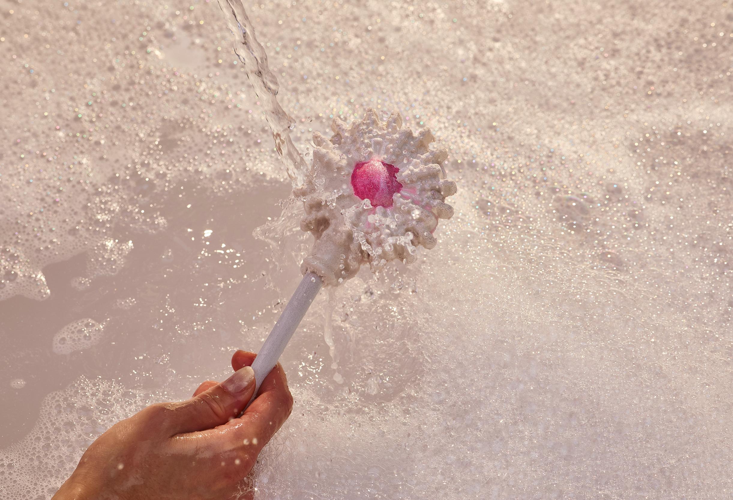 格蓮達神奇魔杖泡泡浴棒:在流水下揮舞泡泡棒,打造魔幻般的浸浴體驗。蓬鬆泡泡如魔法般升起,香甜柔和的玫瑰精油和雲呢拿精萃香氣瀰漫於空氣中。$160