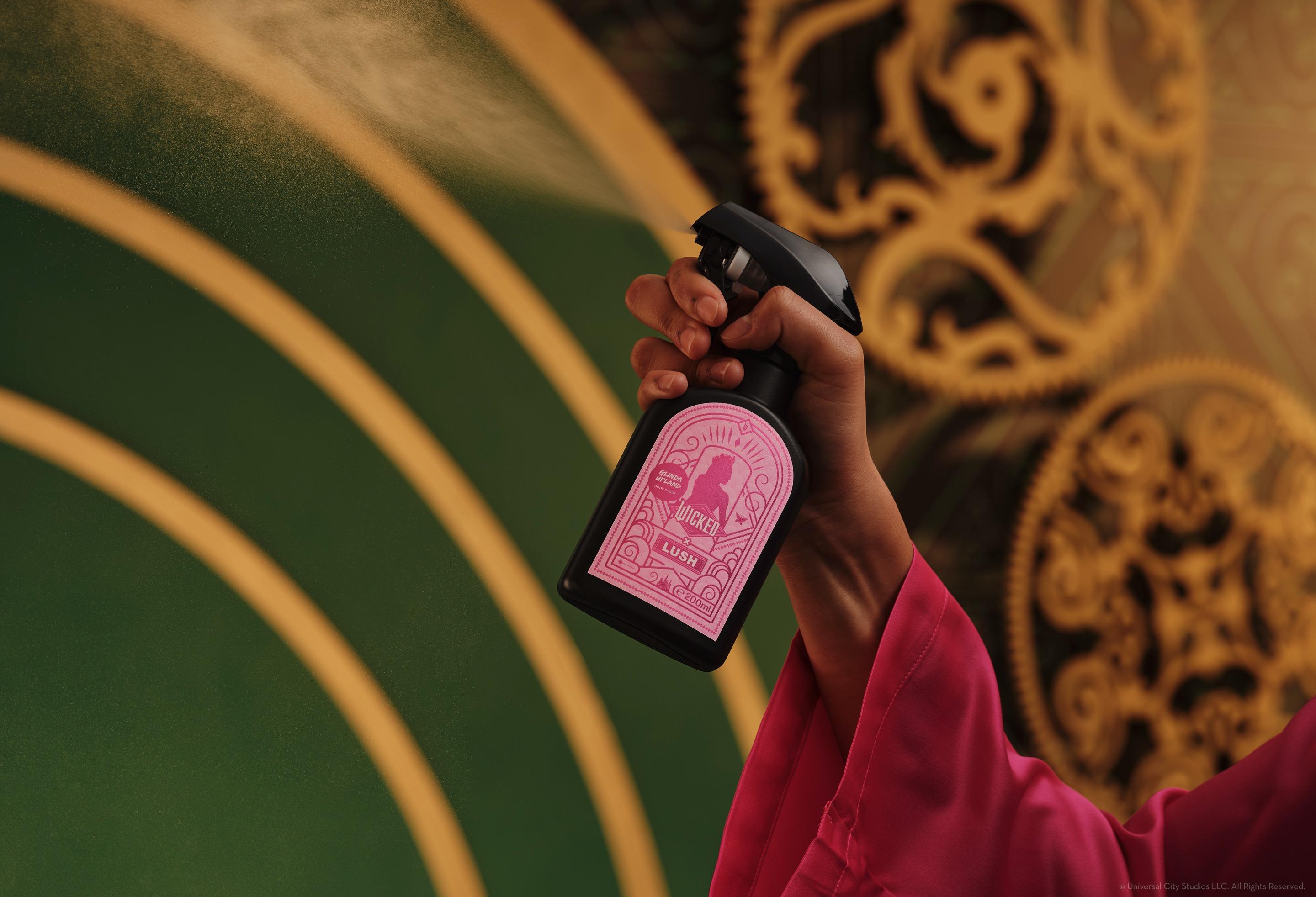 艾芙芭身體噴霧:粉紅胡椒精油的辛香在前調帶來驚喜,隨之而來的是香柏木與雲呢拿精萃糅合而成的濃郁窩心香氣。$600