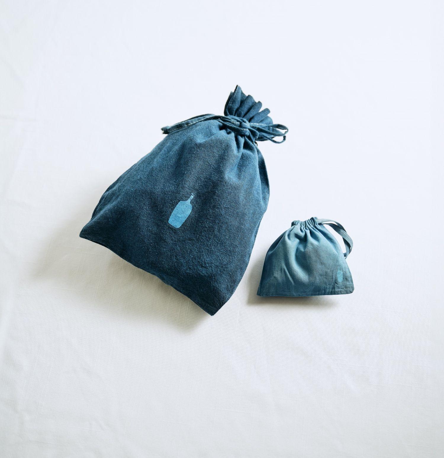 首100位顧客憑任何單次消費可獲贈藍染迷你布袋(圖右)及別針乙個。購買任何2件商品包括咖啡豆或其他商品,即可獲贈藍染布袋乙個。(圖左:限量100個)