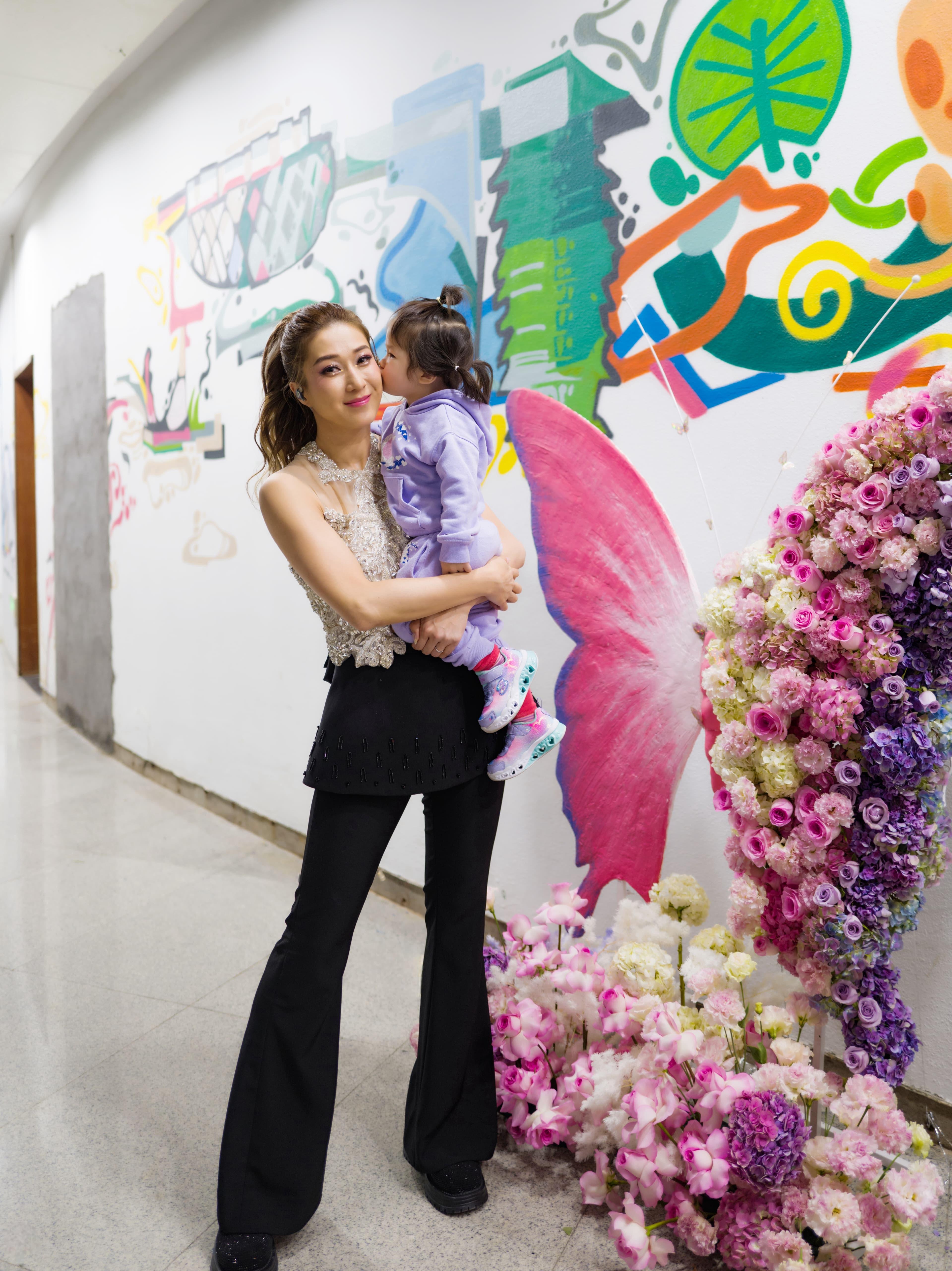 鍾嘉欣大讚細女有演藝天份。