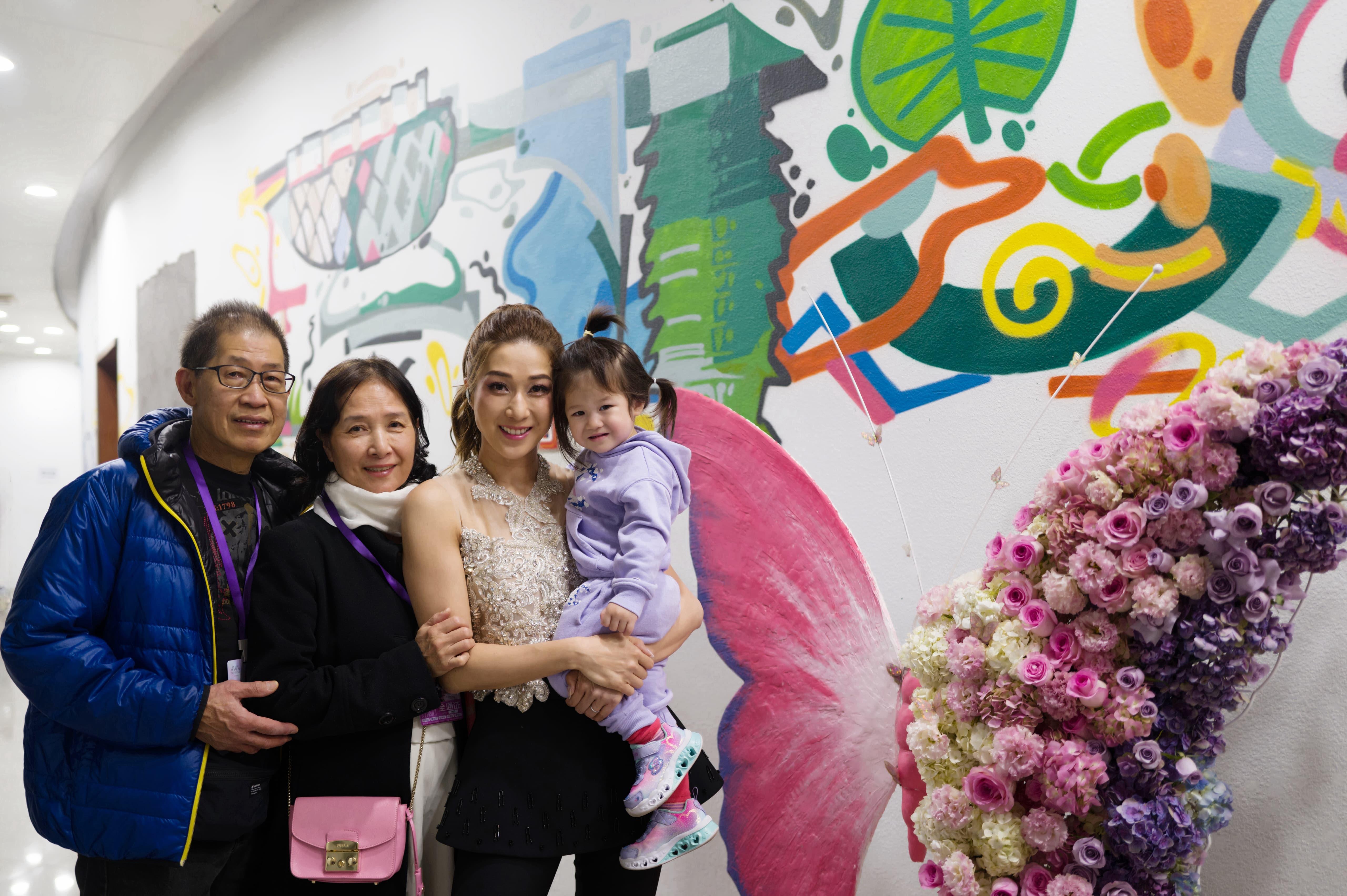 鍾嘉欣佛山站個唱獲父母及細女支持。