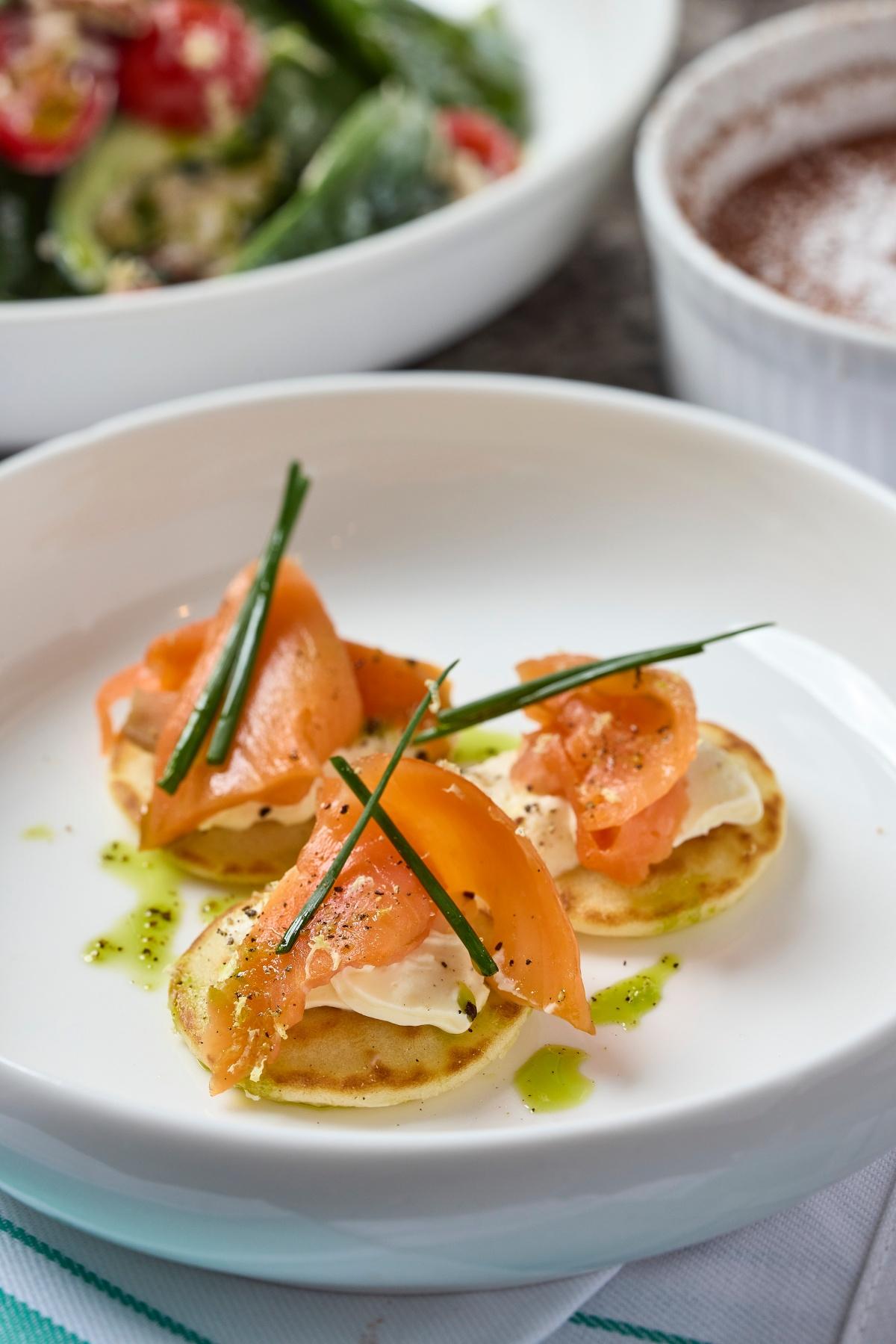 煙燻三文魚迷你小圓餅配酸忌廉