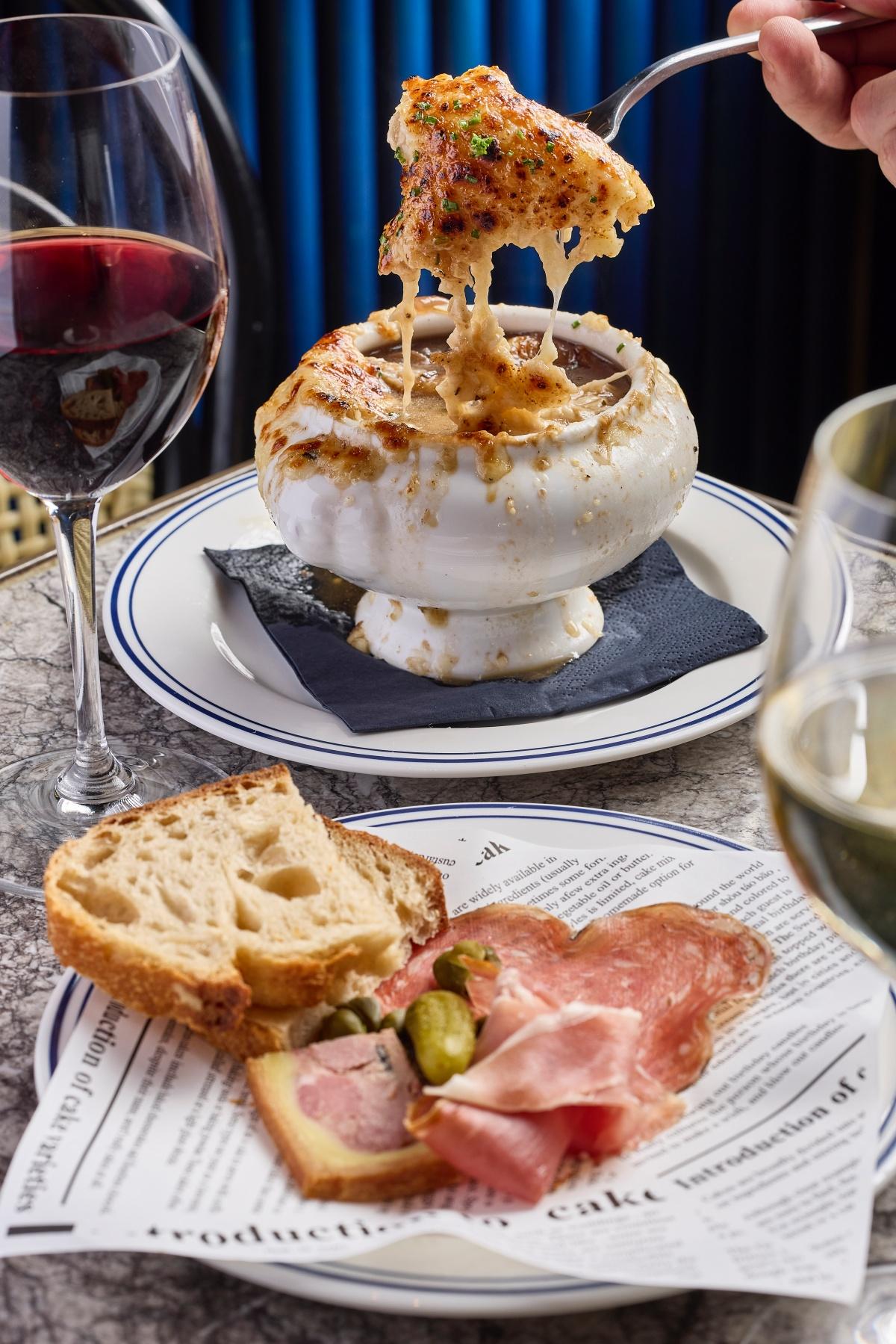 前菜可選法式風乾凍肉拼盤或法式洋葱湯配Gruyere芝士。