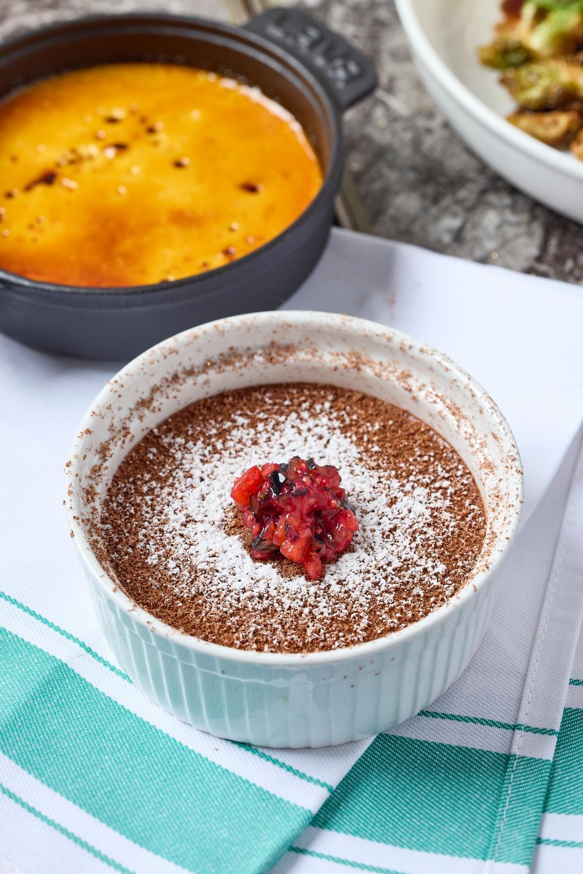 甜品可選絲滑朱古力慕絲或法式焦糖燉蛋。