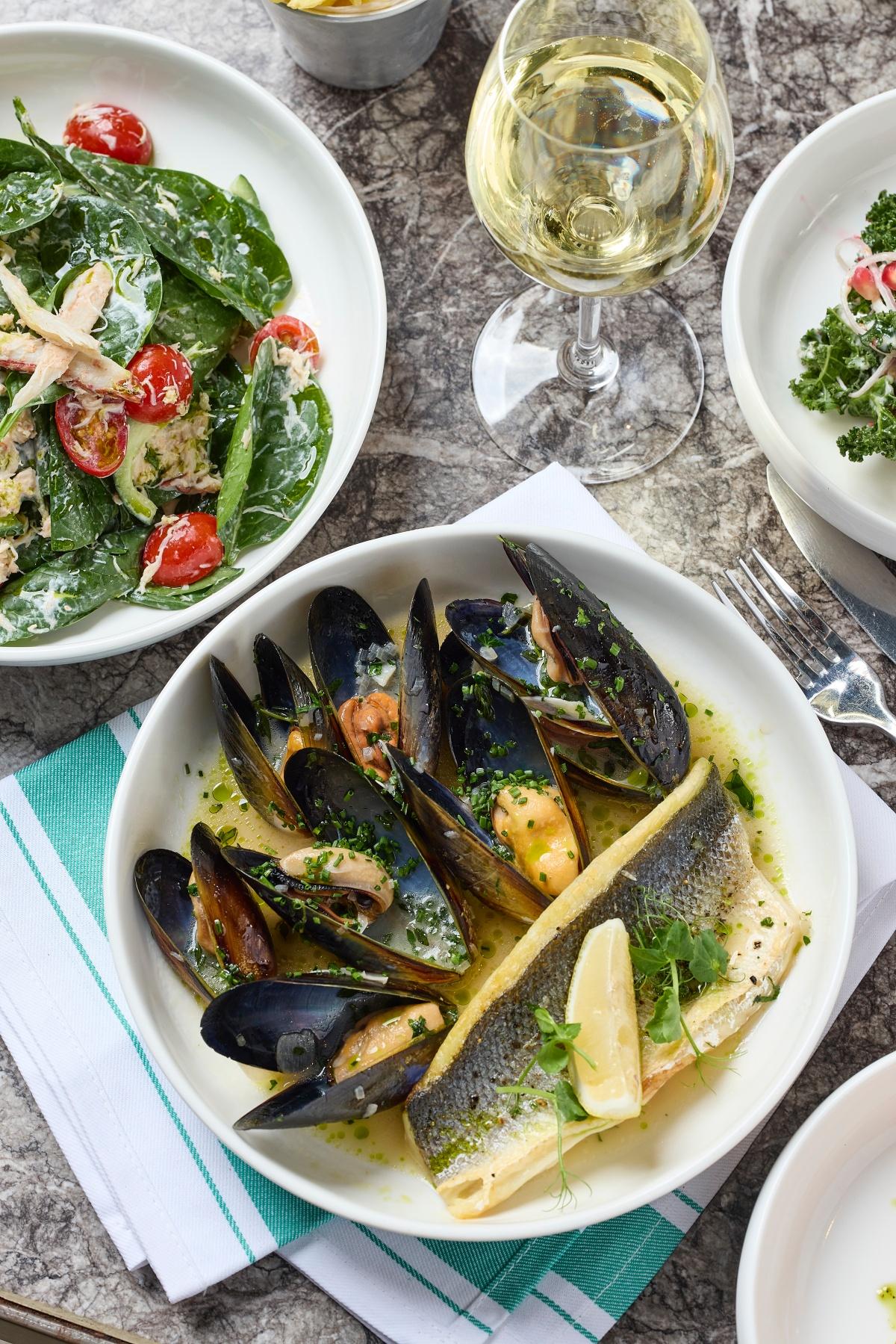 海鮮類主菜選擇有牛油煮青口或香煎海鱸魚。