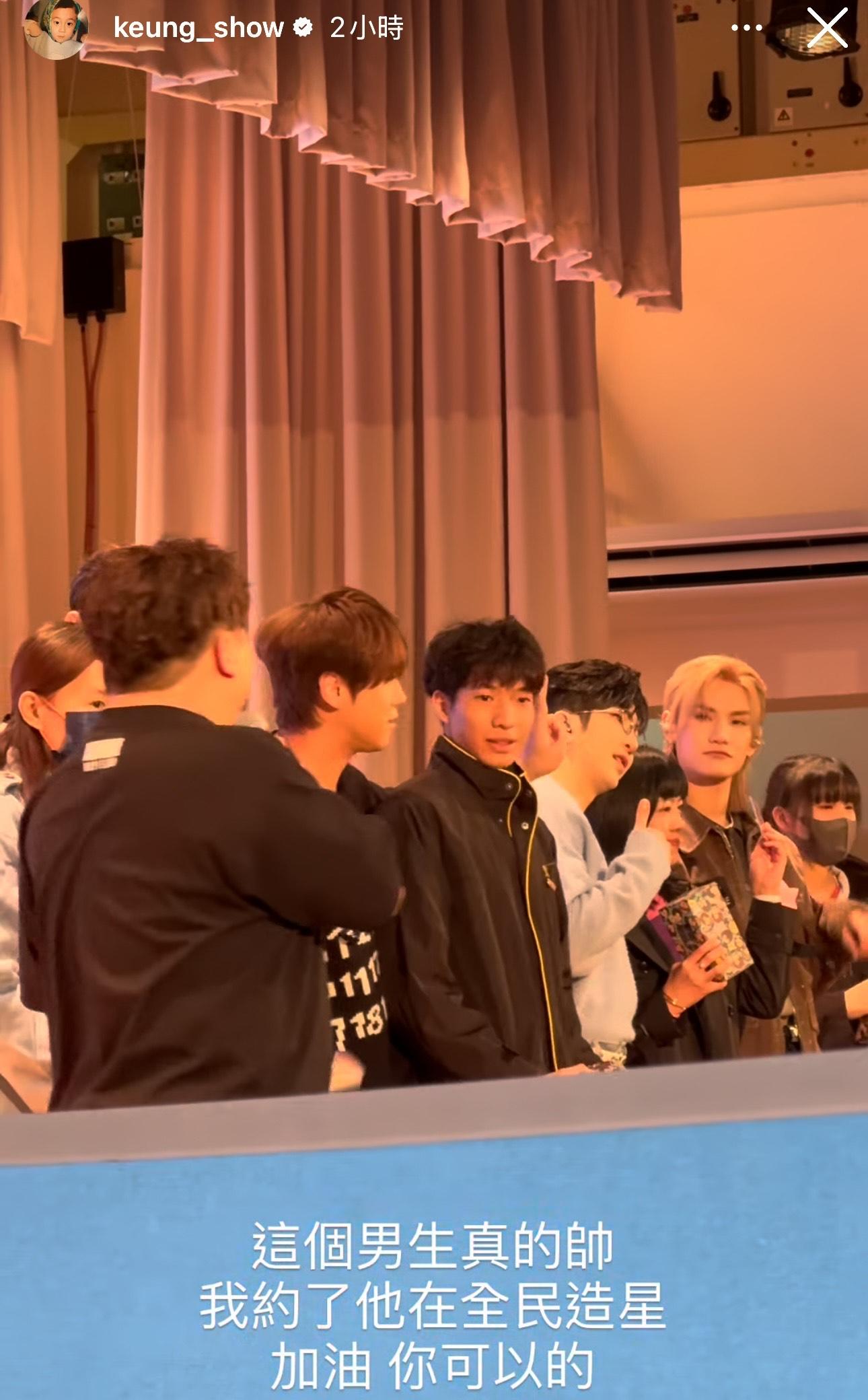 姜濤親民搭着男學生的膊頭,並跟他聊天。