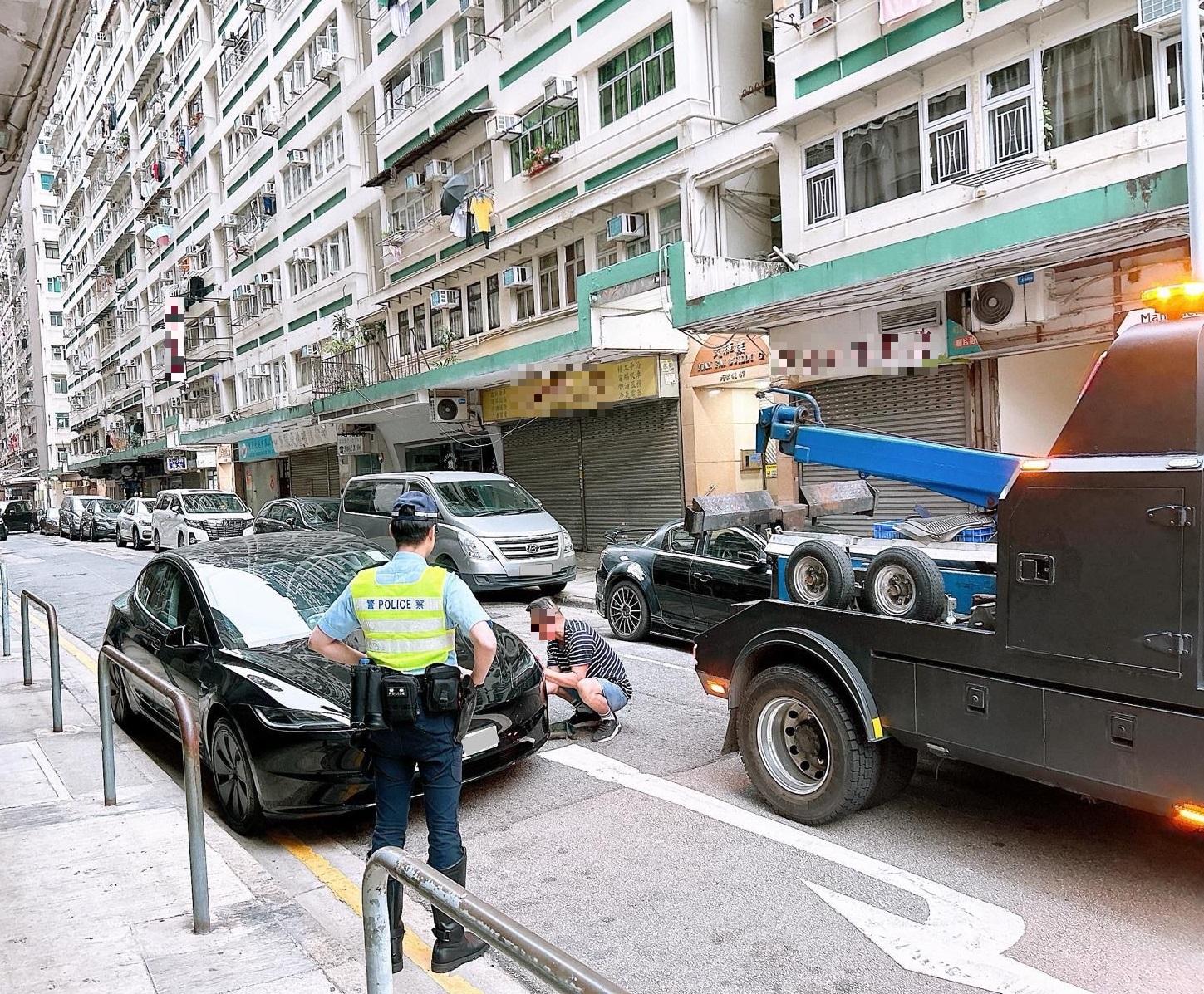 警西九龍交通黑點打擊違泊 發近1200張告票拘一非華裔男 (警方圖片)