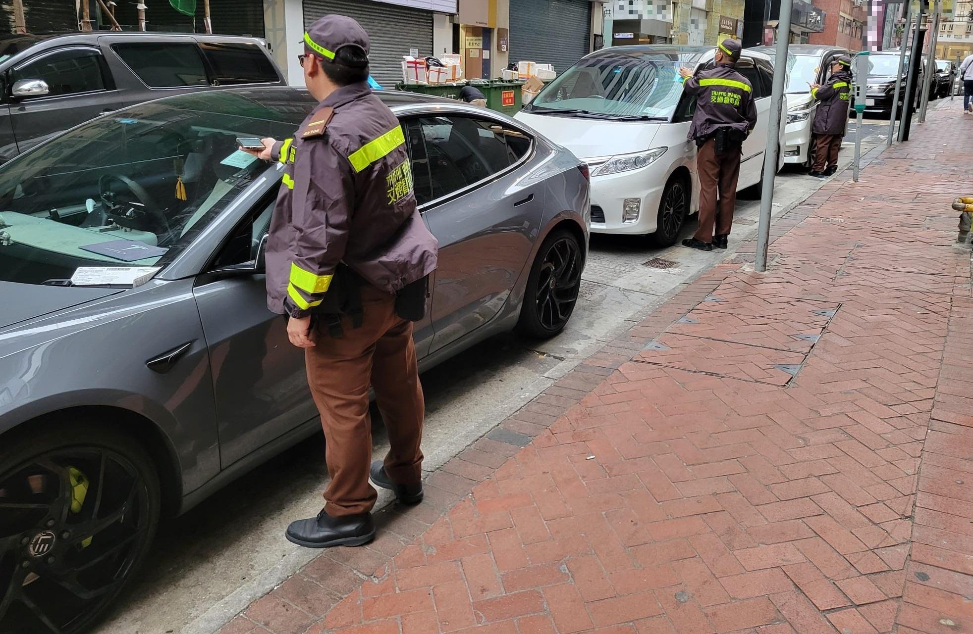 警西九龍交通黑點打擊違泊 發近1200張告票拘一非華裔男 (警方圖片)