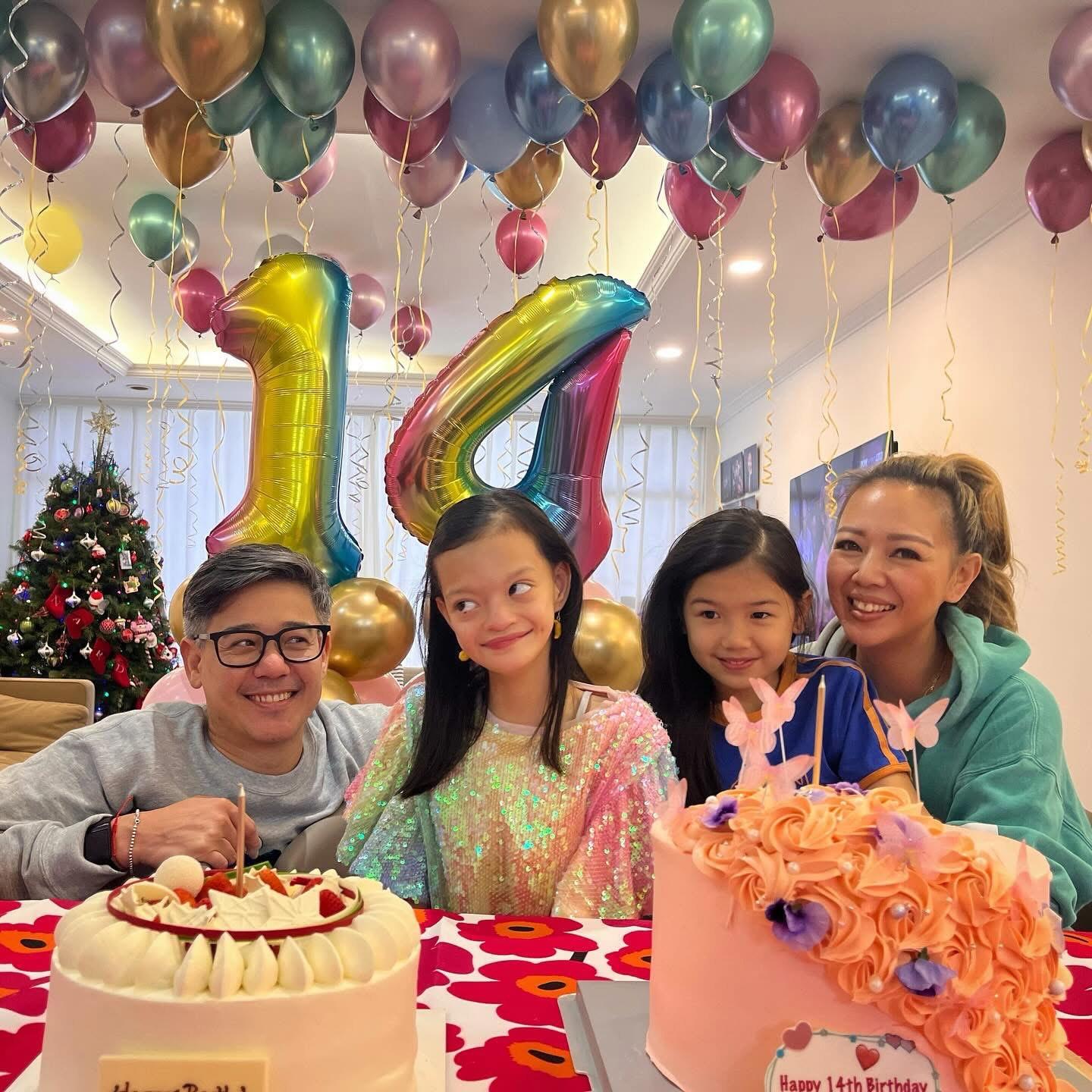 鍾麗淇大女14歲生日 ,一家人在家中慶生。