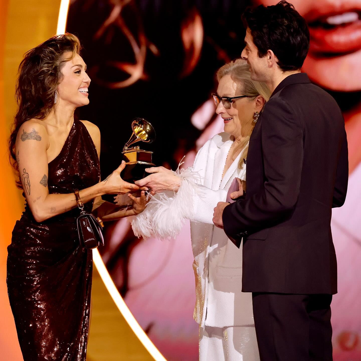 Miley Cyrus在梅麗史翠普手上拿下首座「格林美獎」。